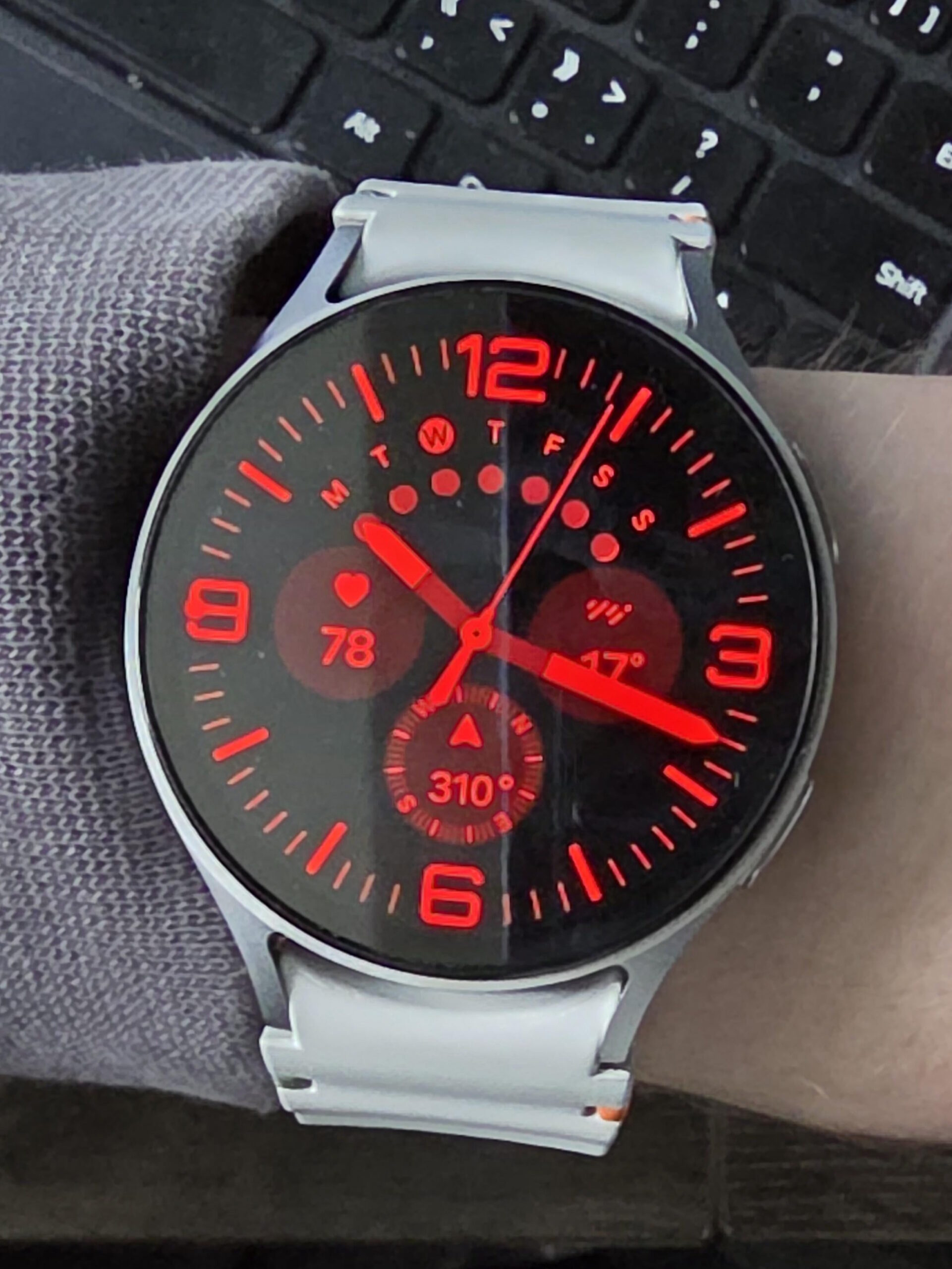 Simples Ultra Watch Face no Galaxy Watch 7 AOD