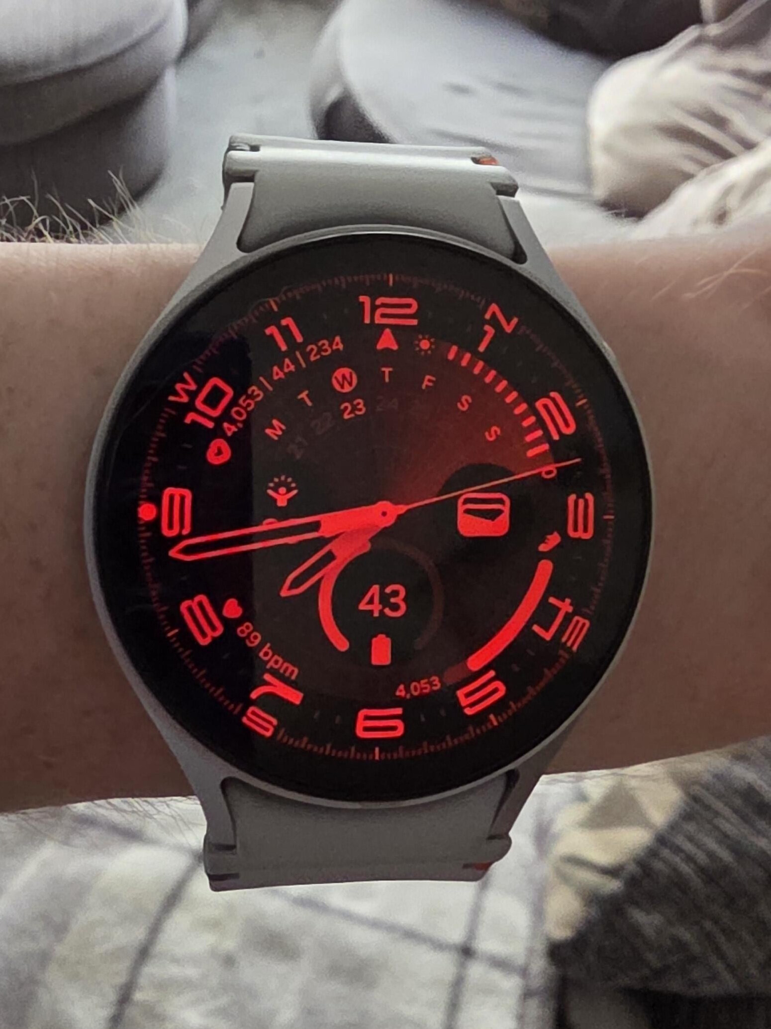 Ultra Analog Watch Face no Galaxy Watch 7 AOD
