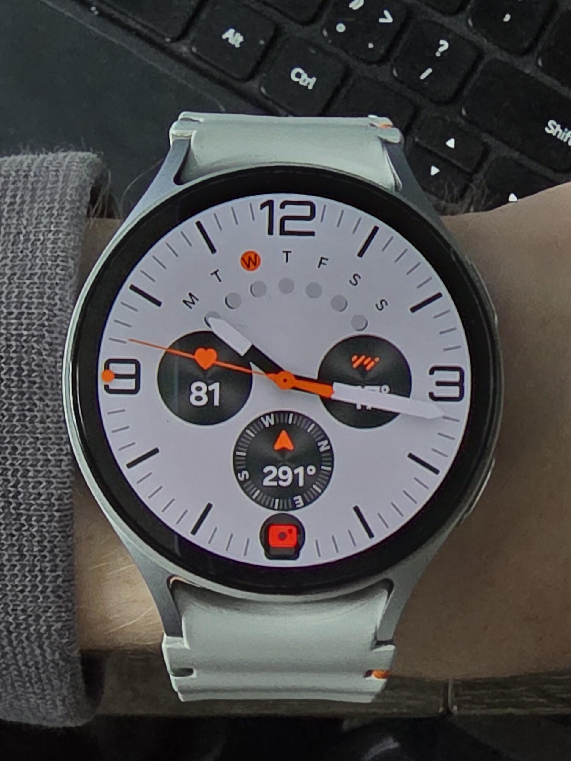 Simples Ultra Watch Face no Galaxy Watch 7