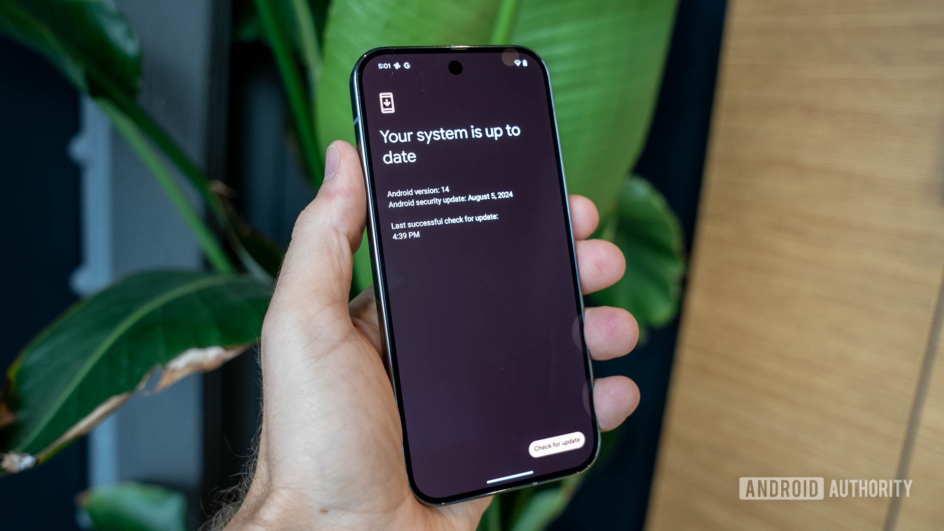Google Pixel 9 Pro com a página de atualização do sistema aberta mostrando os navios do telefone com o Android 14 Google Pixel 9 Pro com a página de atualização do sistema aberta mostrando os navios do telefone com o Android 14