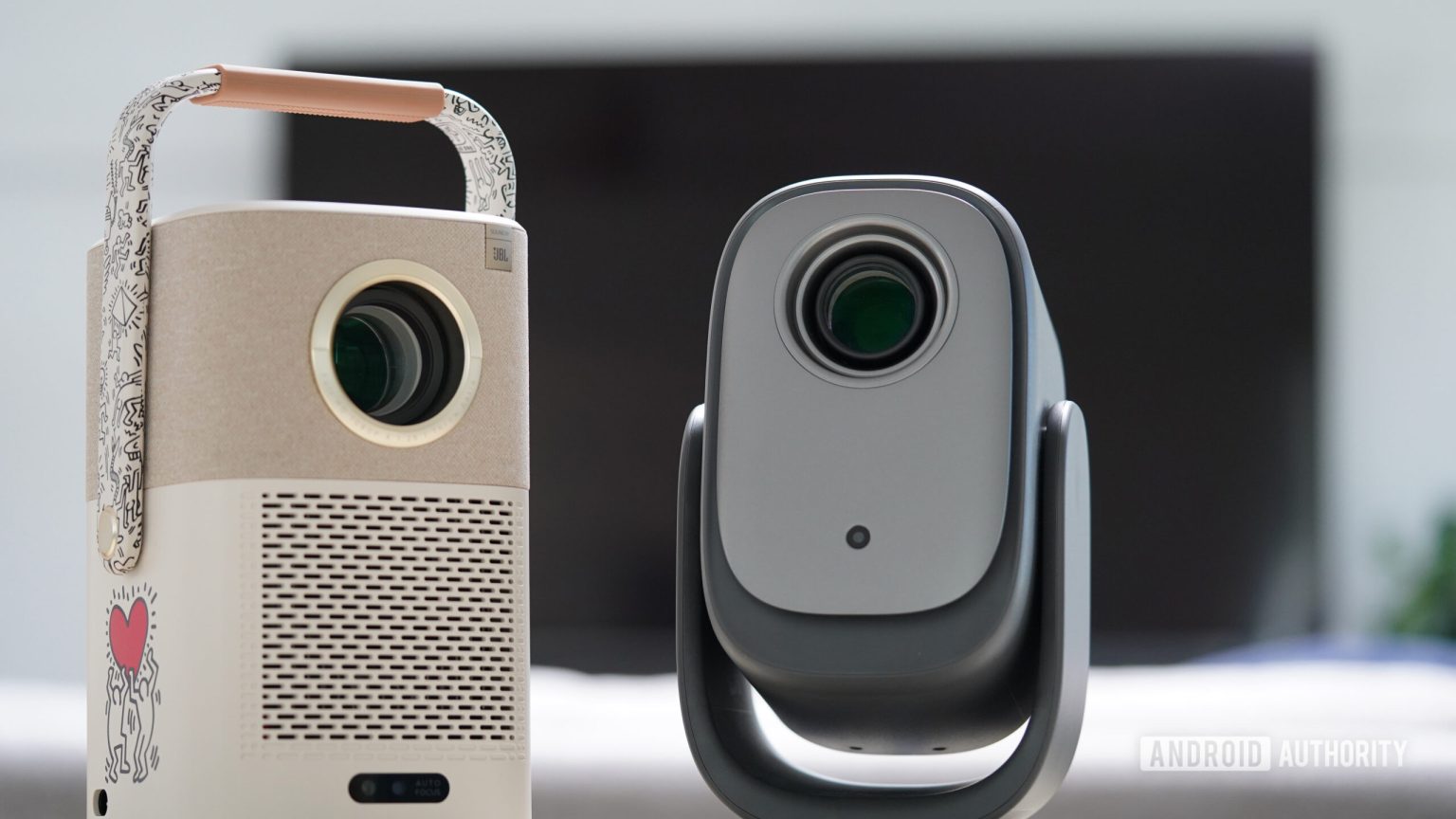 5 razões pelas quais ainda uso um projetor, embora já possua uma grande TV