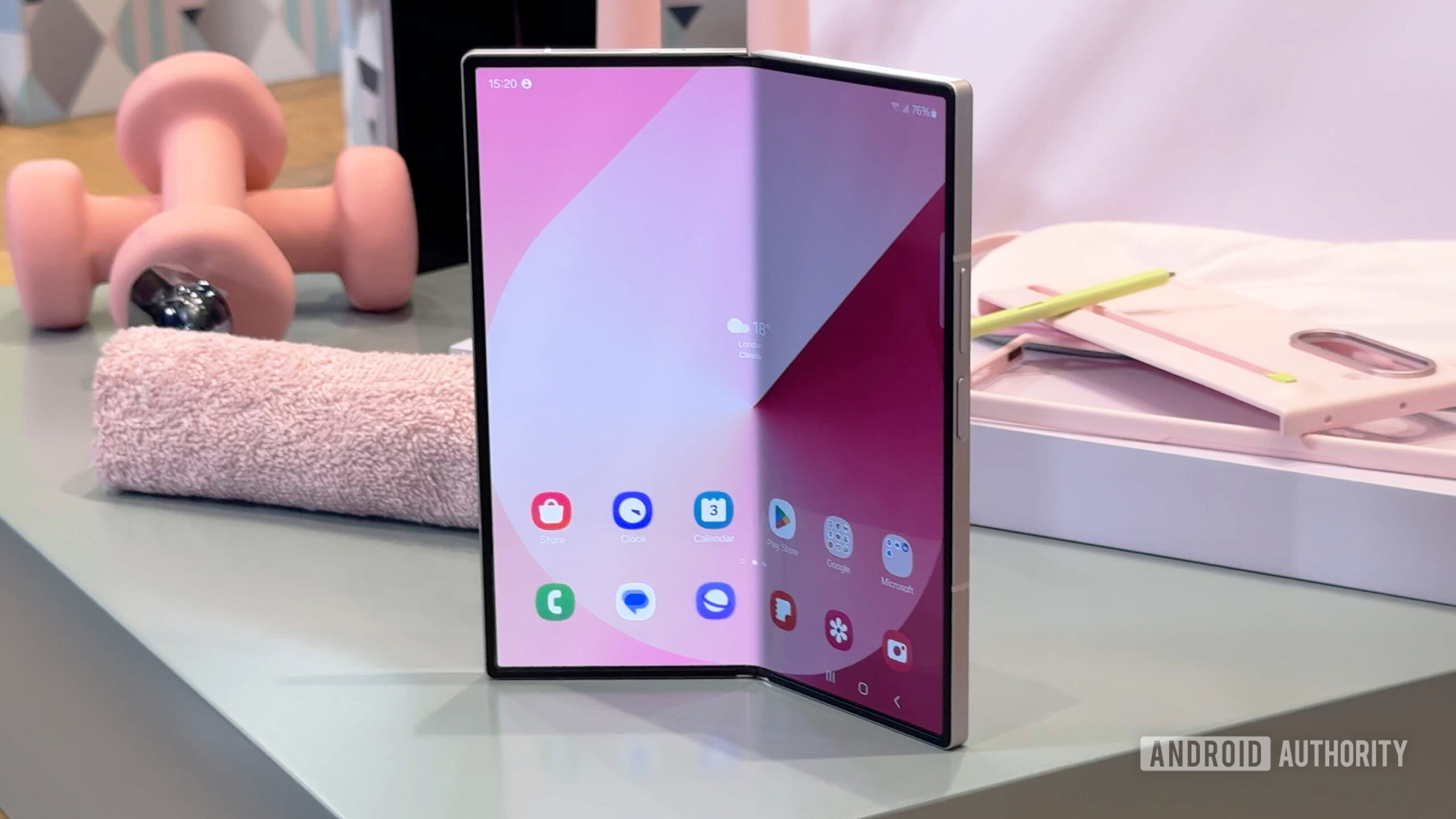 Samsung Galaxy Z dobra 6 mãos em aberto V