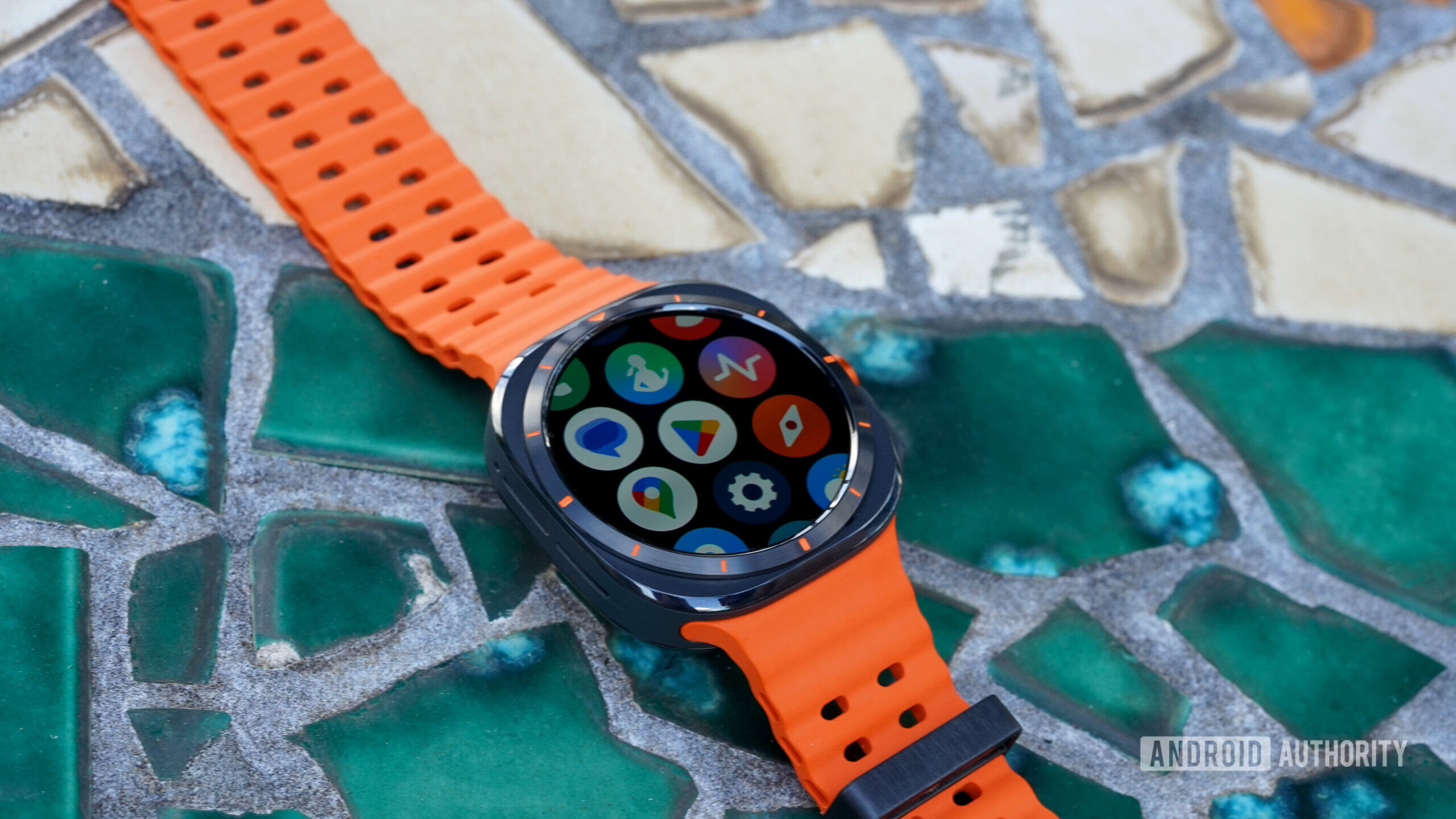 Samsung Galaxy Watch Ultra Wear OS Um Samsung Galaxy Watch Ultra Wear exibe uma biblioteca de aplicativos de usuários.