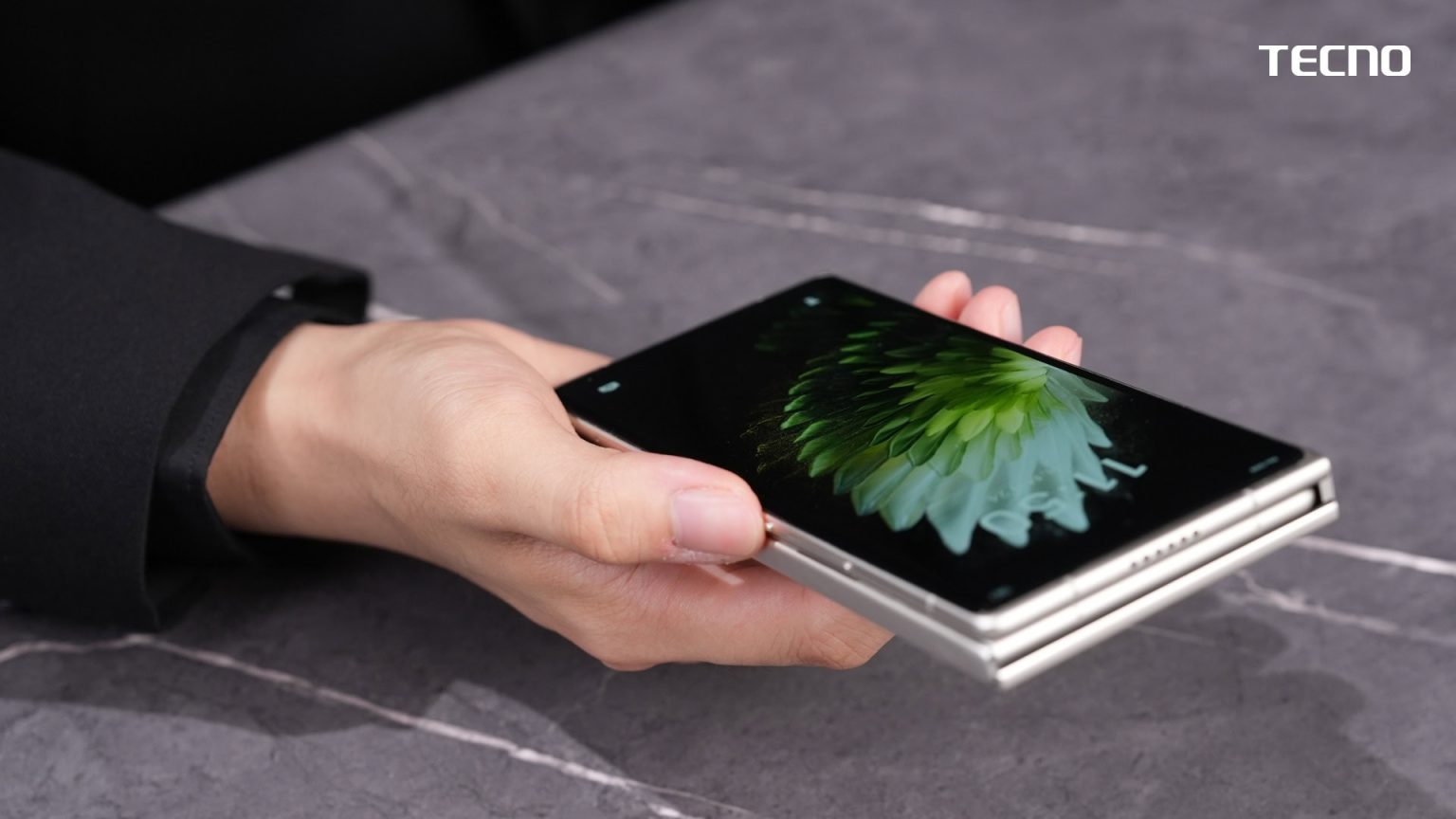 A corrida para o dobrável mais fino está ligado, e Tecno define o tom com o conceito de dobra G Tri-Fold Ultimate G.