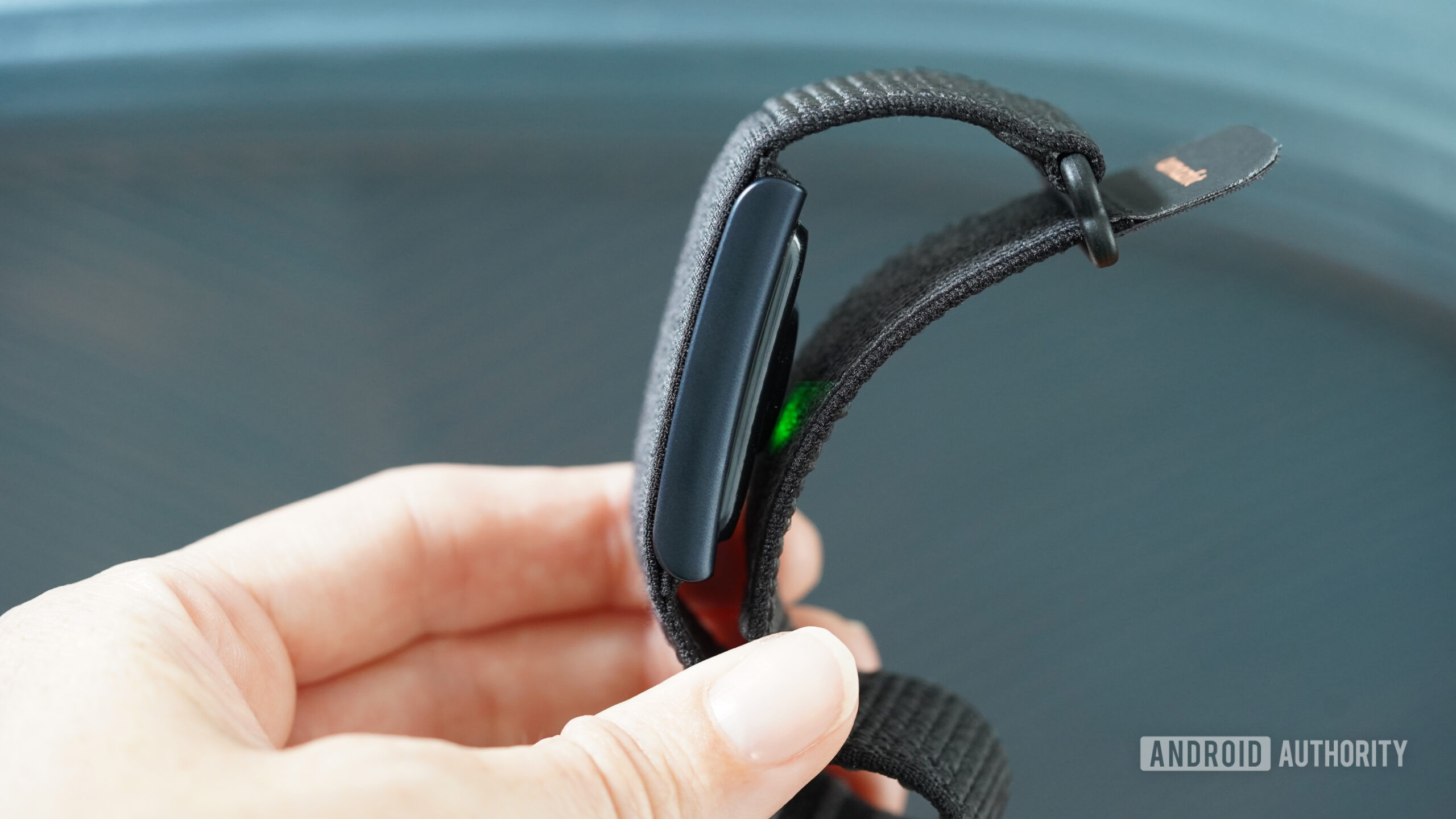 O perfil lateral da pulseira do Amazfit Helio revela uma compilação fina.