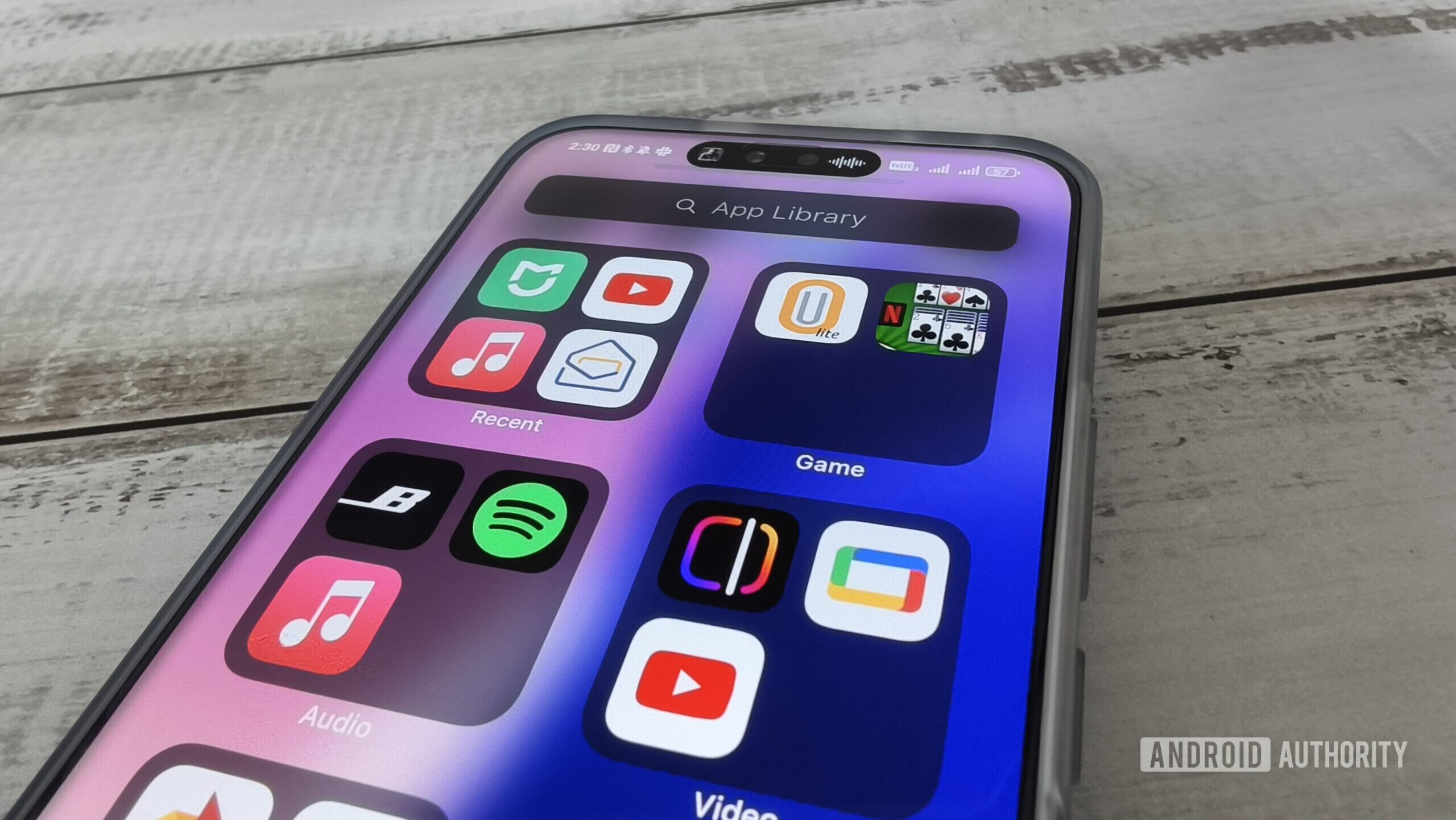 O aplicativo Launcher iOS 26 em um smartphone Android O aplicativo Launcher iOS 26 em um smartphone Android