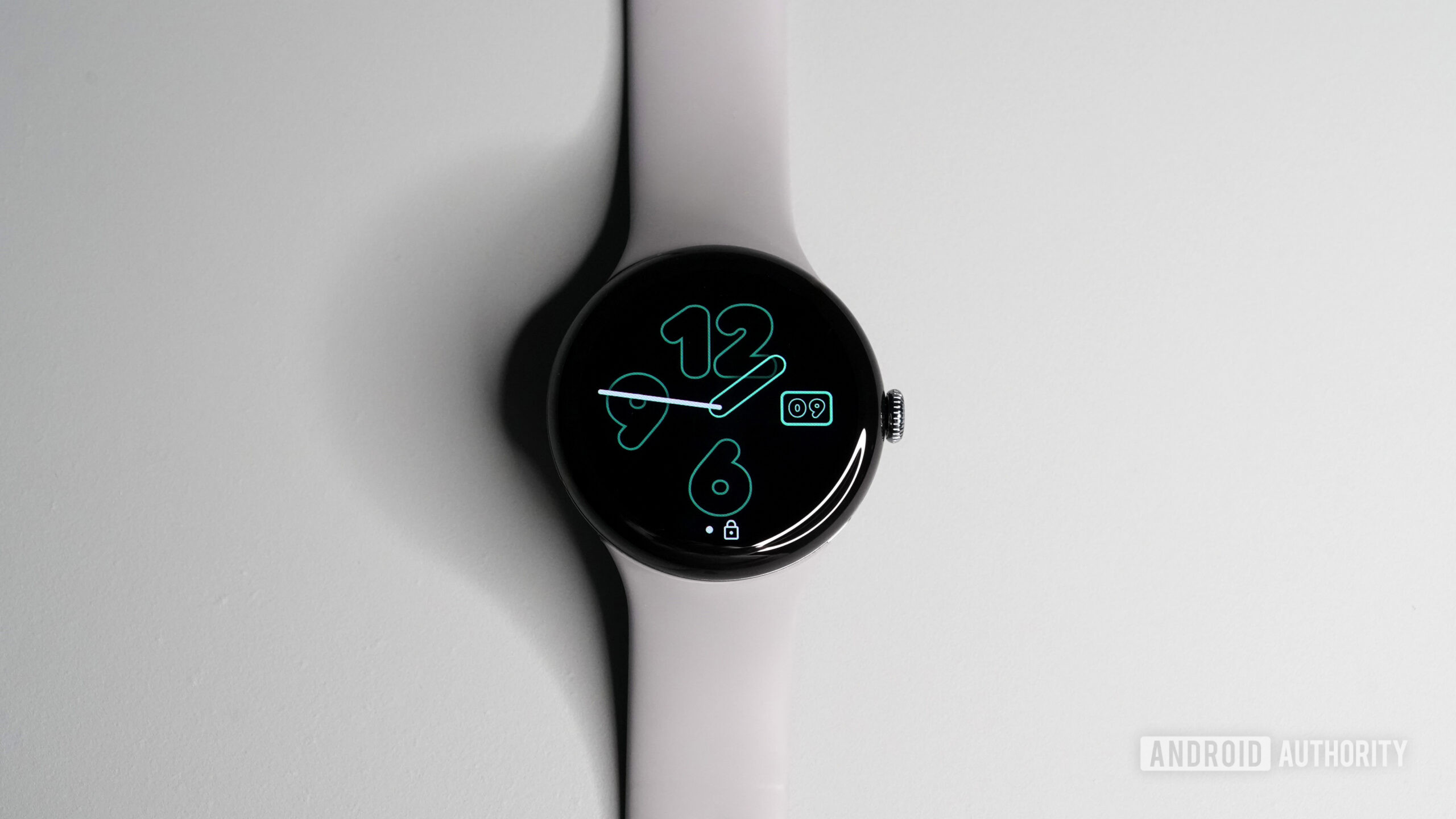 Google Pixel Watch 3 45mm Watch Face Um relógio do Google Pixel 3 exibe seu rosto de relógio.