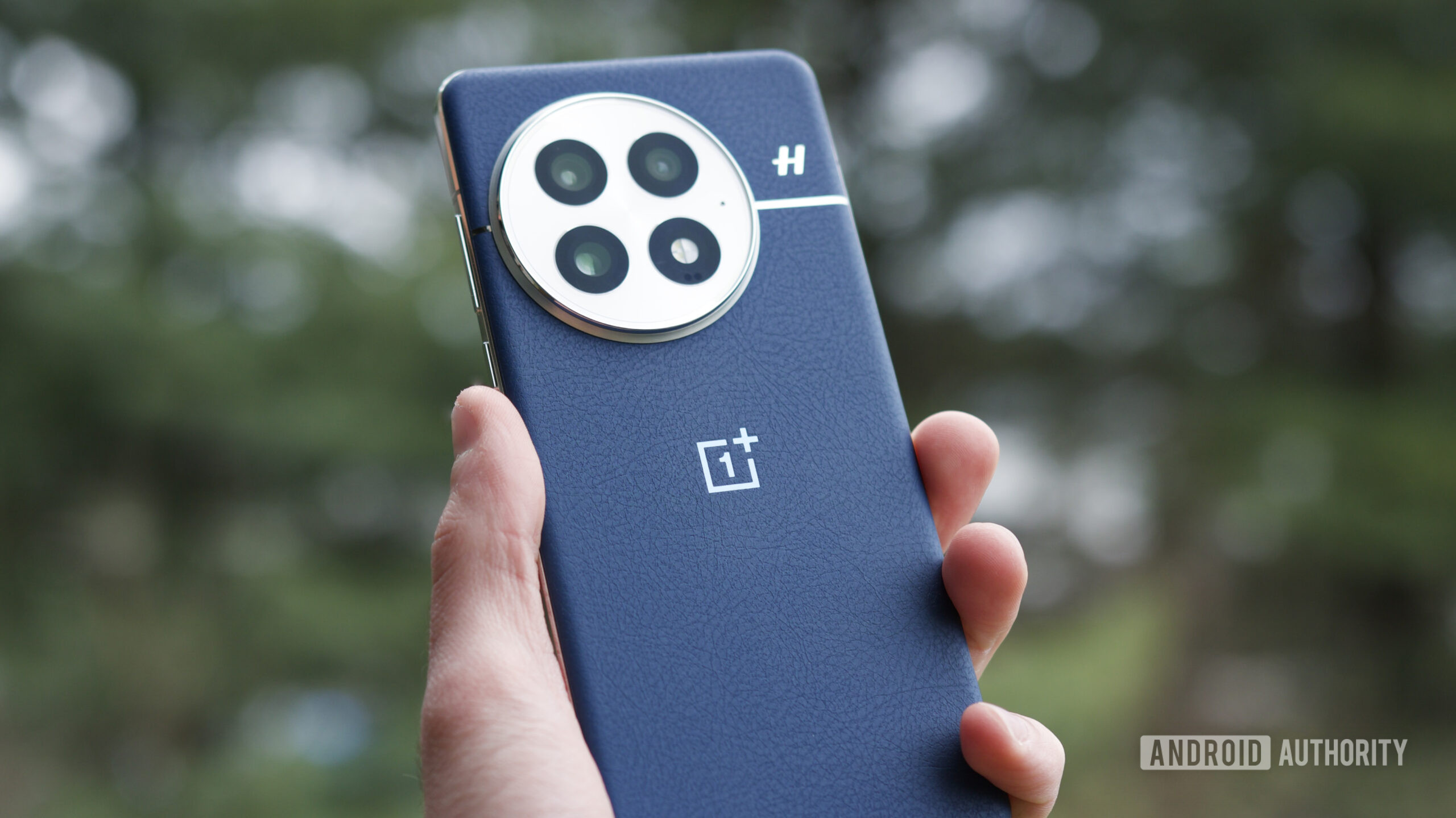OnePlus 13 CHELE UP LOGOPELO Alguém segurando o OnePlus 13 lá fora.