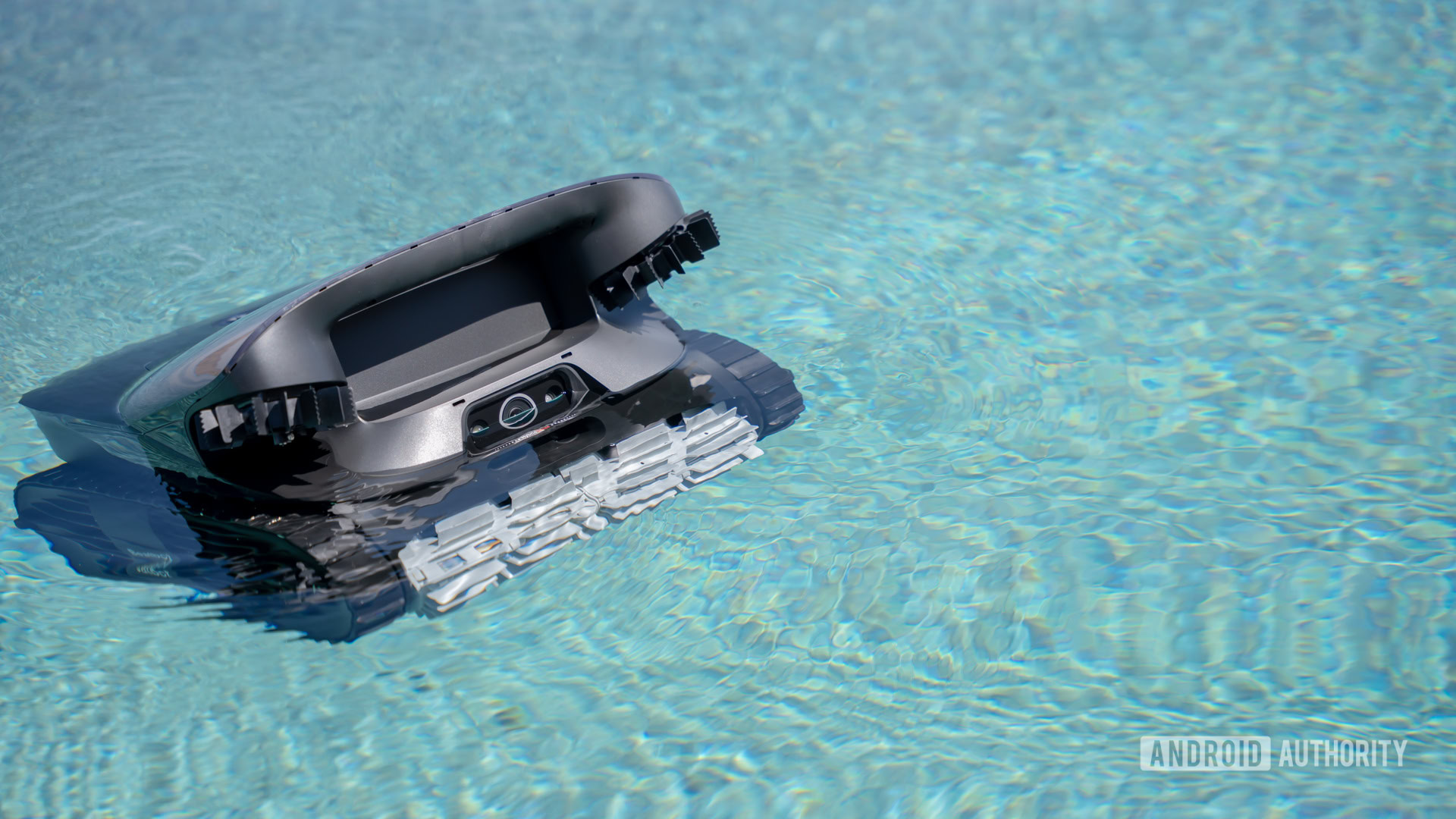 Beatbot Aquasense 2 Ultra flutuando na água 3