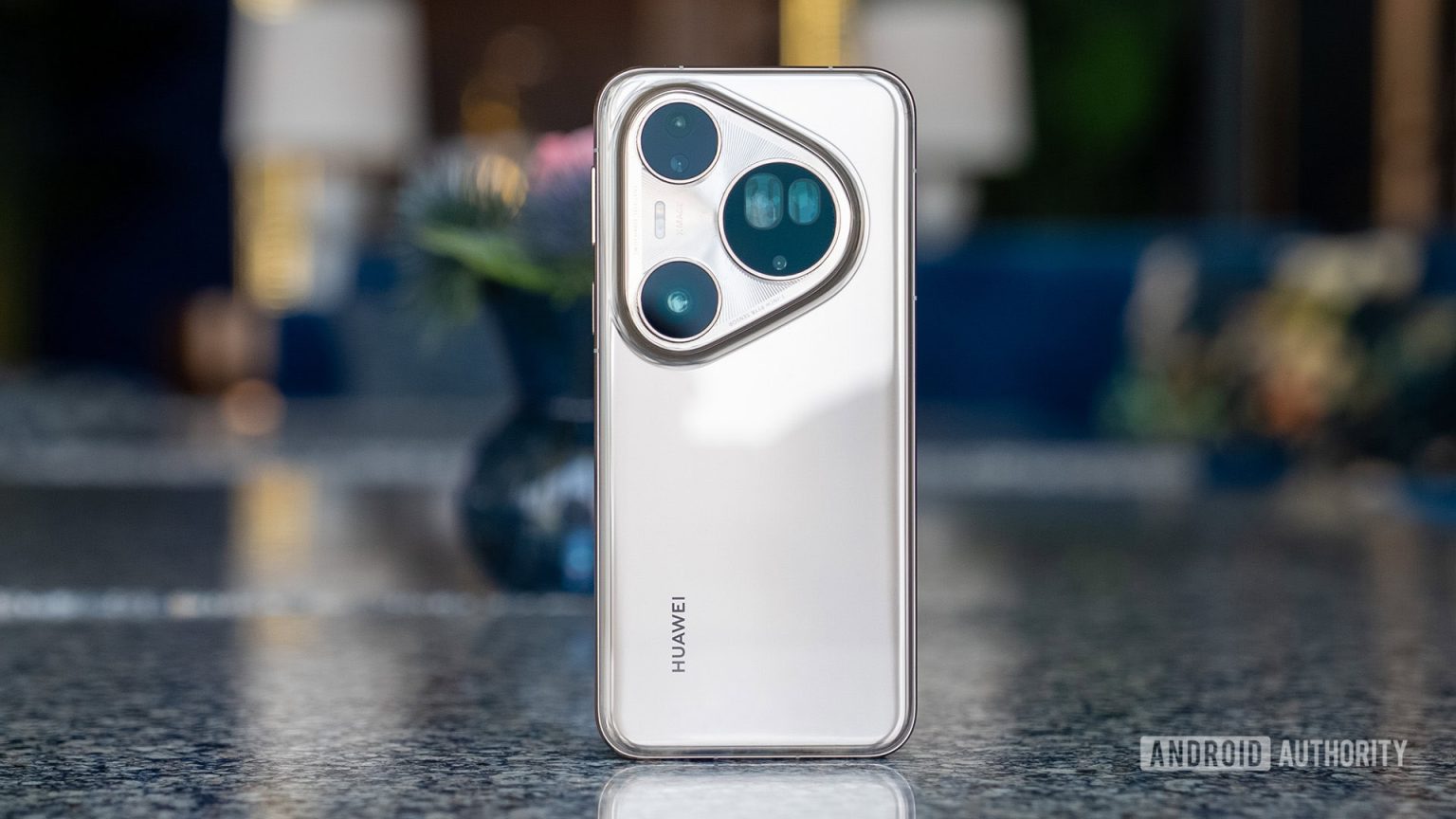 Este telefone possui uma câmera de telefoto dupla com comutação primeiro do setor