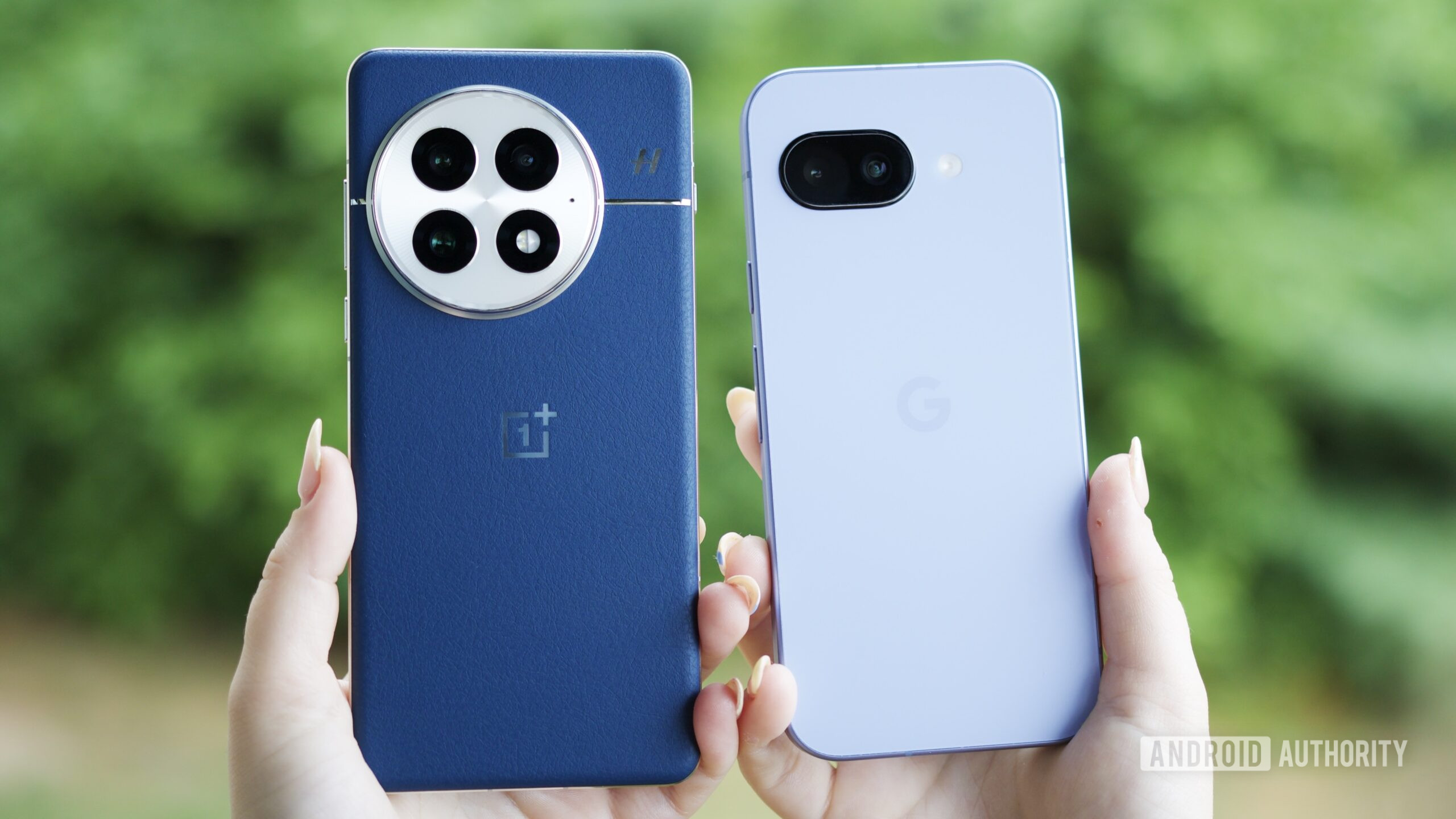 Alguém segurando um OnePlus 13 e um Google Pixel 9a um ao lado do outro.