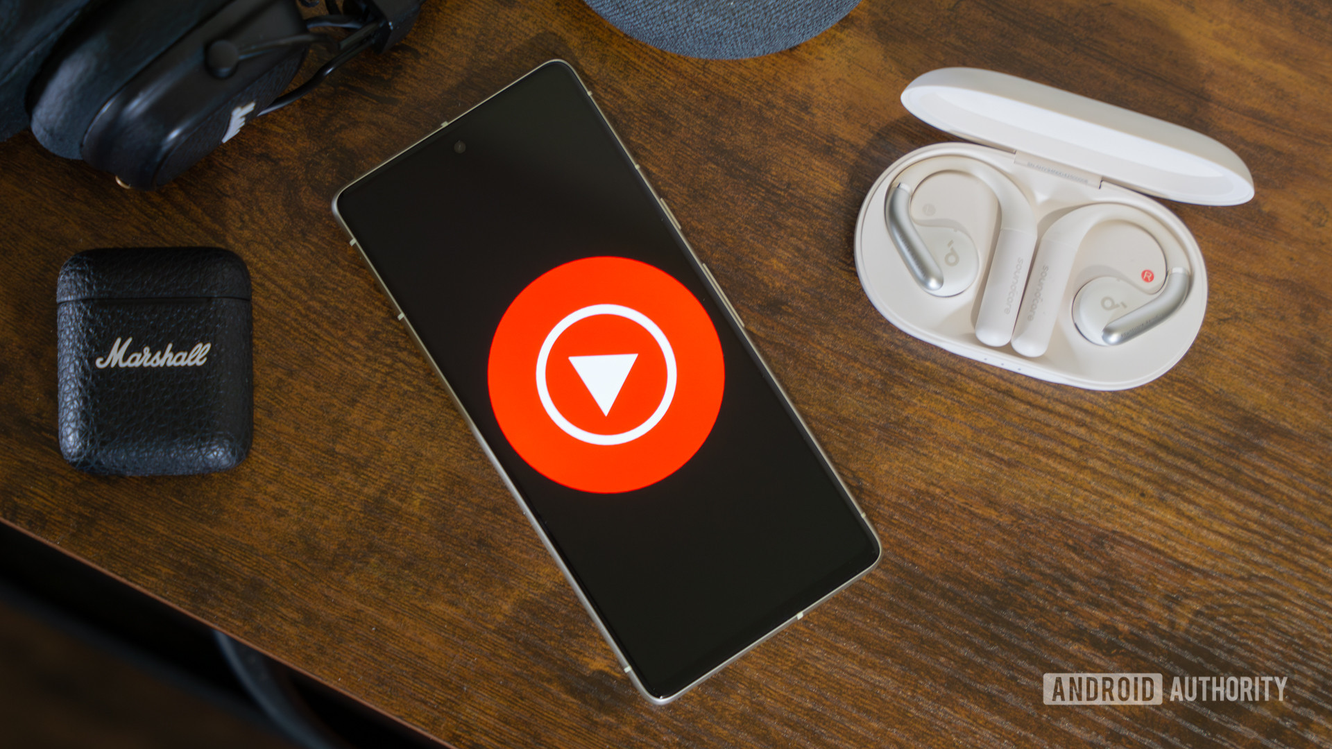 Logotipo do YouTube Music no smartphone, próximo aos fones de ouvido e ao Nest Mini (2) Logotipo do YouTube Music no smartphone, próximo aos fones de ouvido e ao Nest Mini (2)