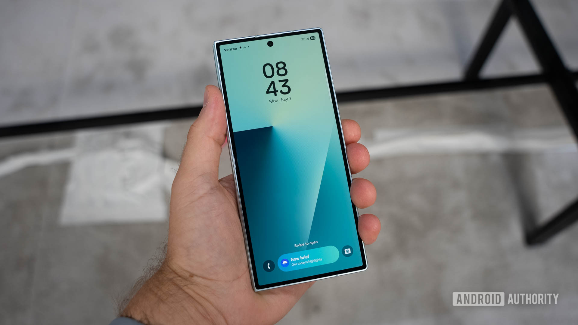 Samsung Galaxy Z Fold 7 em hortelã mantida na mão mostrando a tela de bloqueio na tela externa Samsung Galaxy Z Fold 7 em hortelã mantida na mão mostrando a tela de bloqueio na tela externa