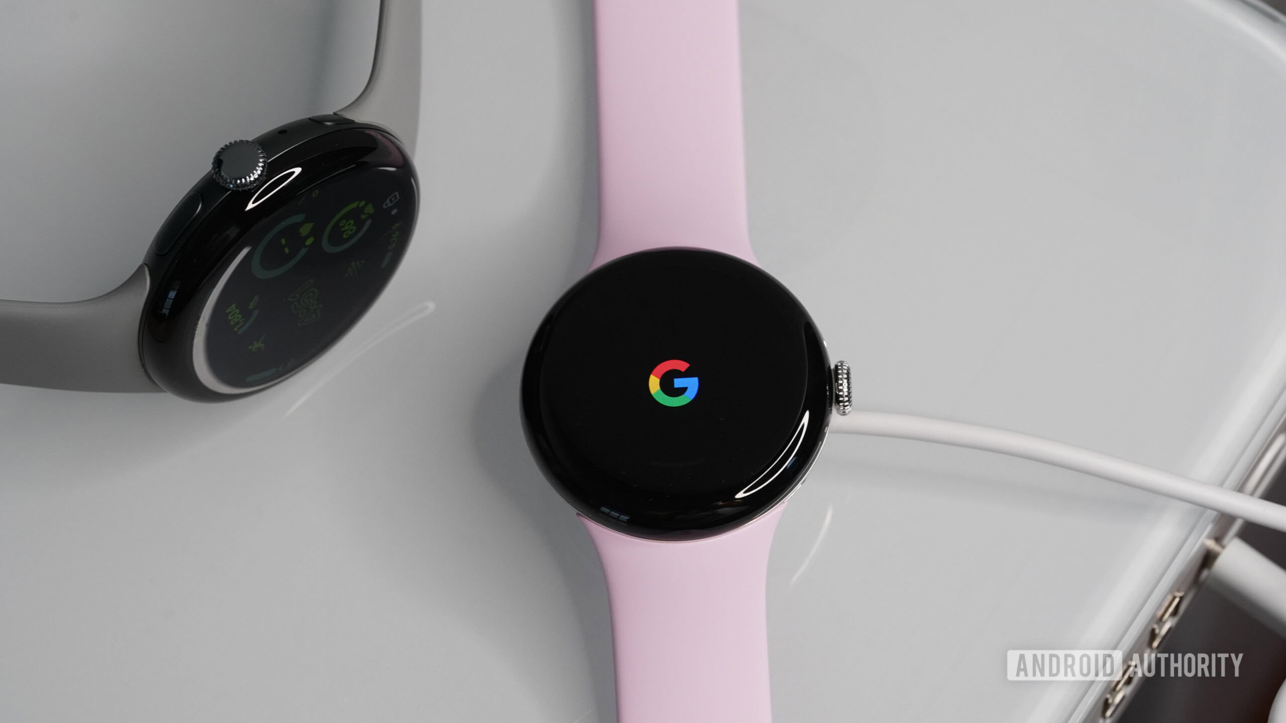 Google Pixel Watch 3 Charging Um Pixel Watch 3 cobra em um carregador de relógios 2.
