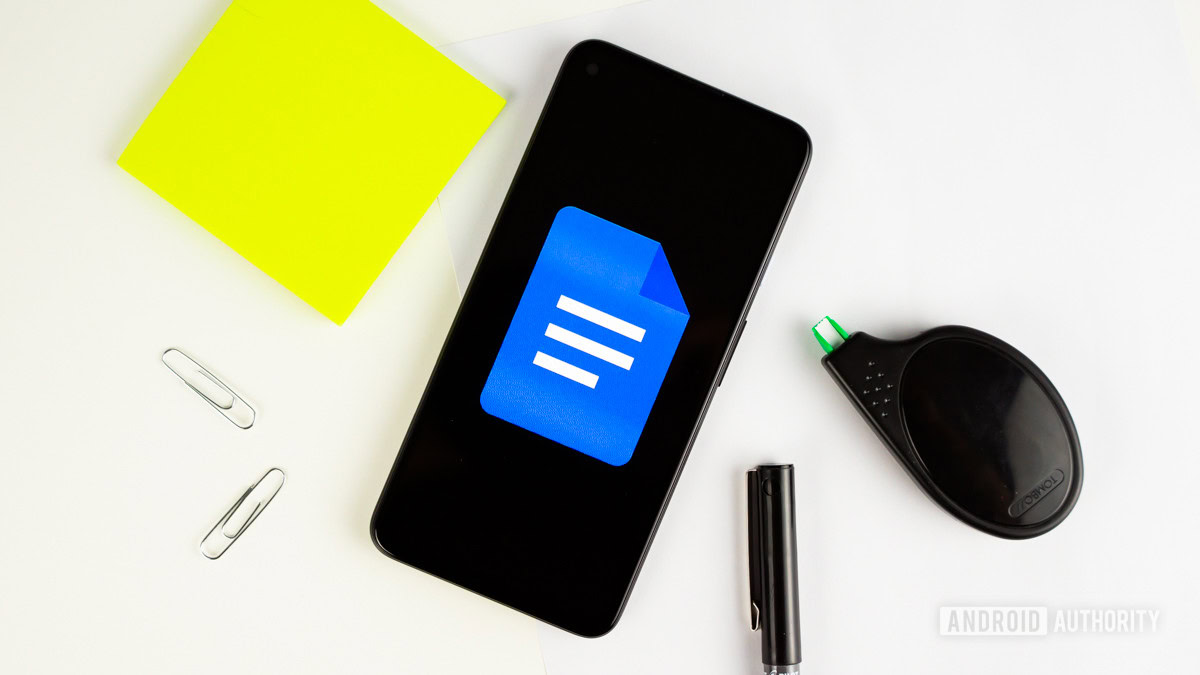 Logotipo do Google Docs no smartphone ao lado do equipamento de escritório - foto 1 Logotipo do Google Docs no smartphone ao lado do equipamento de escritório - foto 1