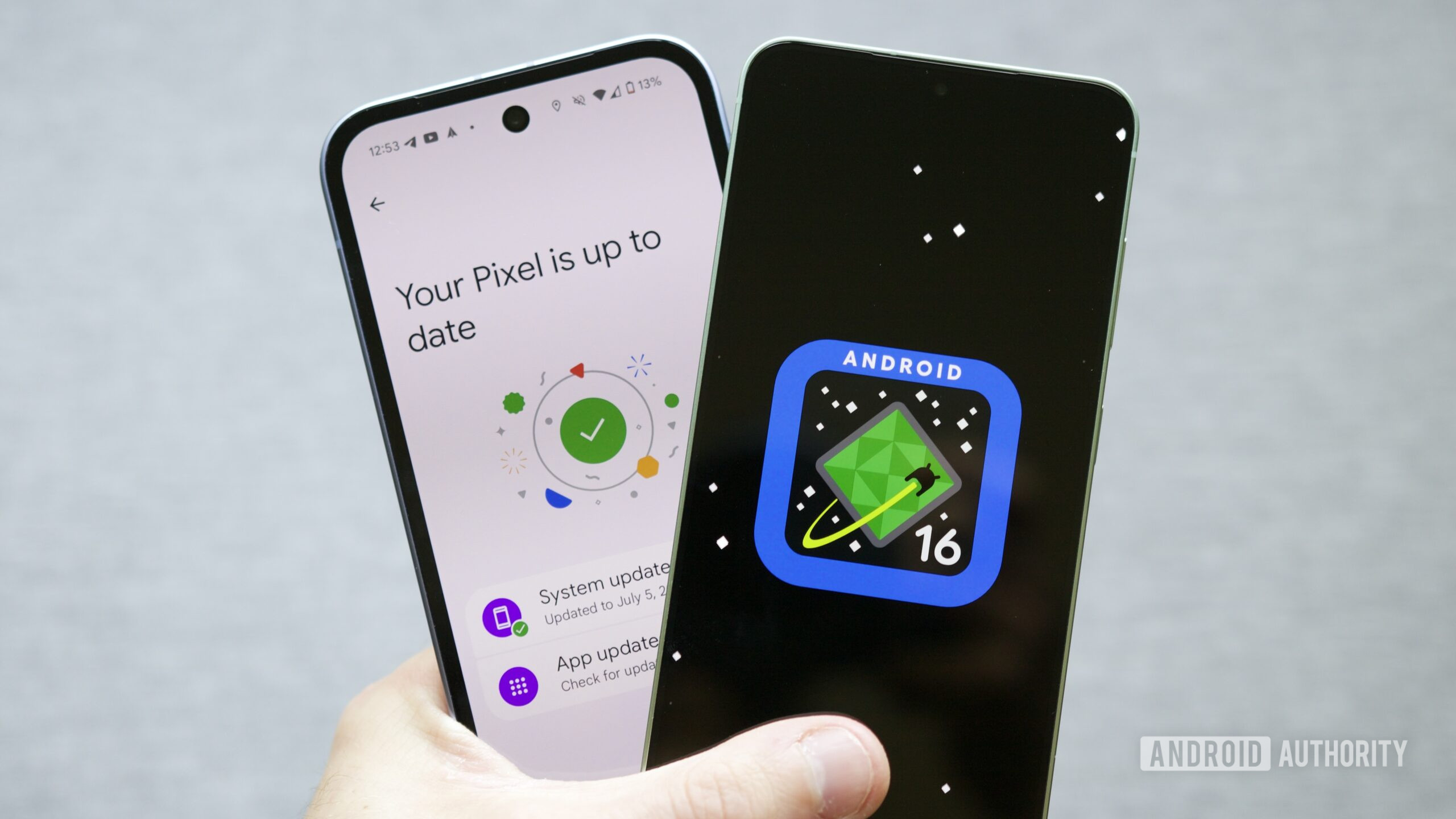 telas de atualização do android 16 samsung google Um telefone Pixel mostrando sua tela de atualização e um telefone Samsung mostrando o logotipo do Android 16.