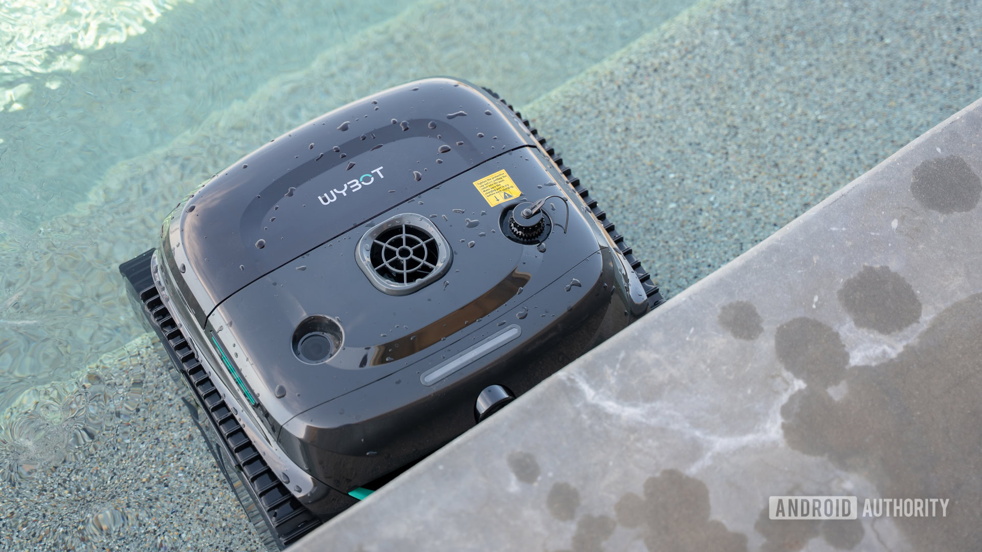 Visão Wybot C2 ao lado da piscina molhada 2 Visão Wybot C2 ao lado da piscina molhada 2