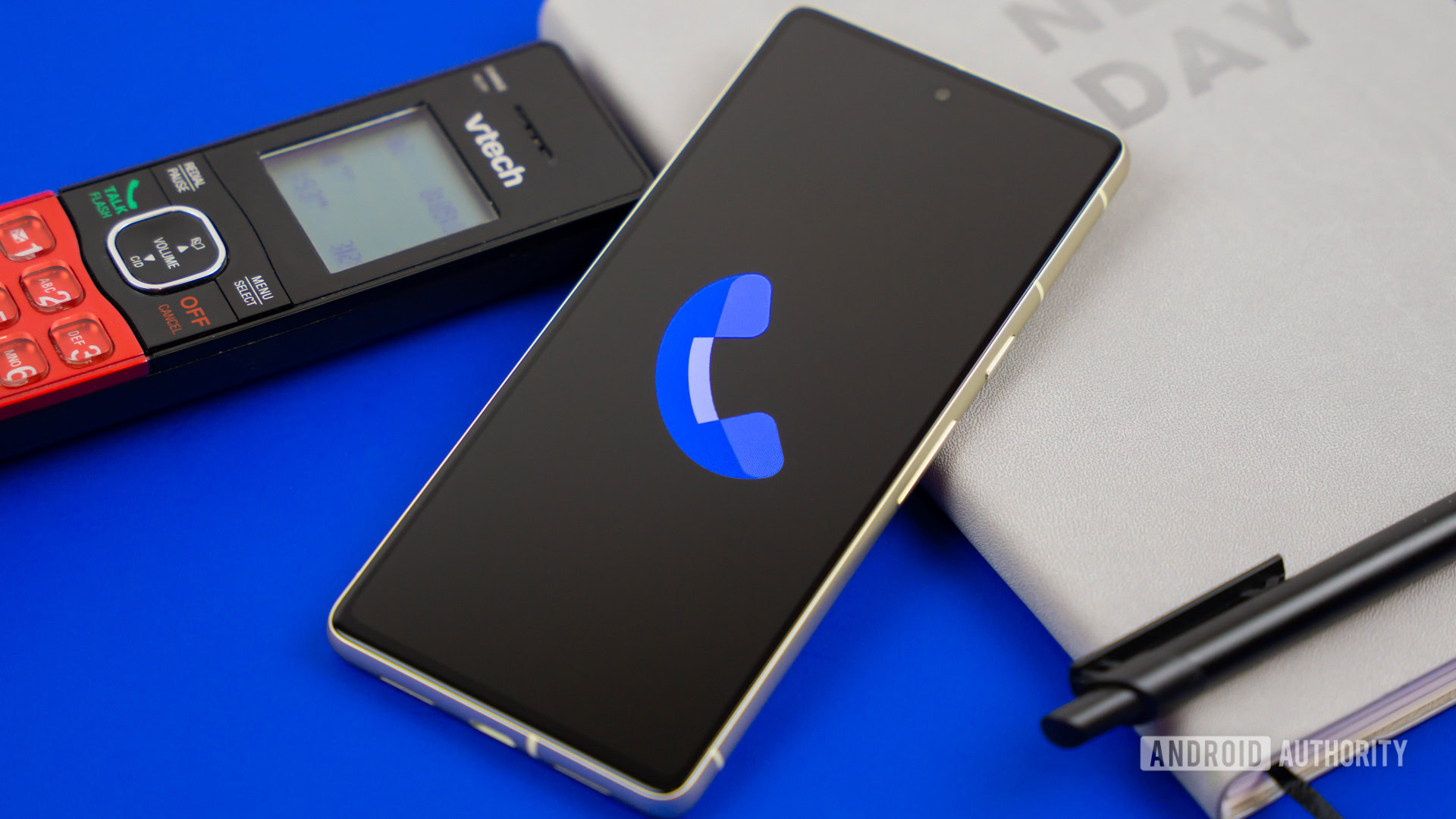 Foto stock of Phone by Google App no telefone ao lado da Agenda e Pen 5 Home Pen 5 Foto stock of Phone by Google App no telefone ao lado da Agenda e Pen 5 Home Pen 5