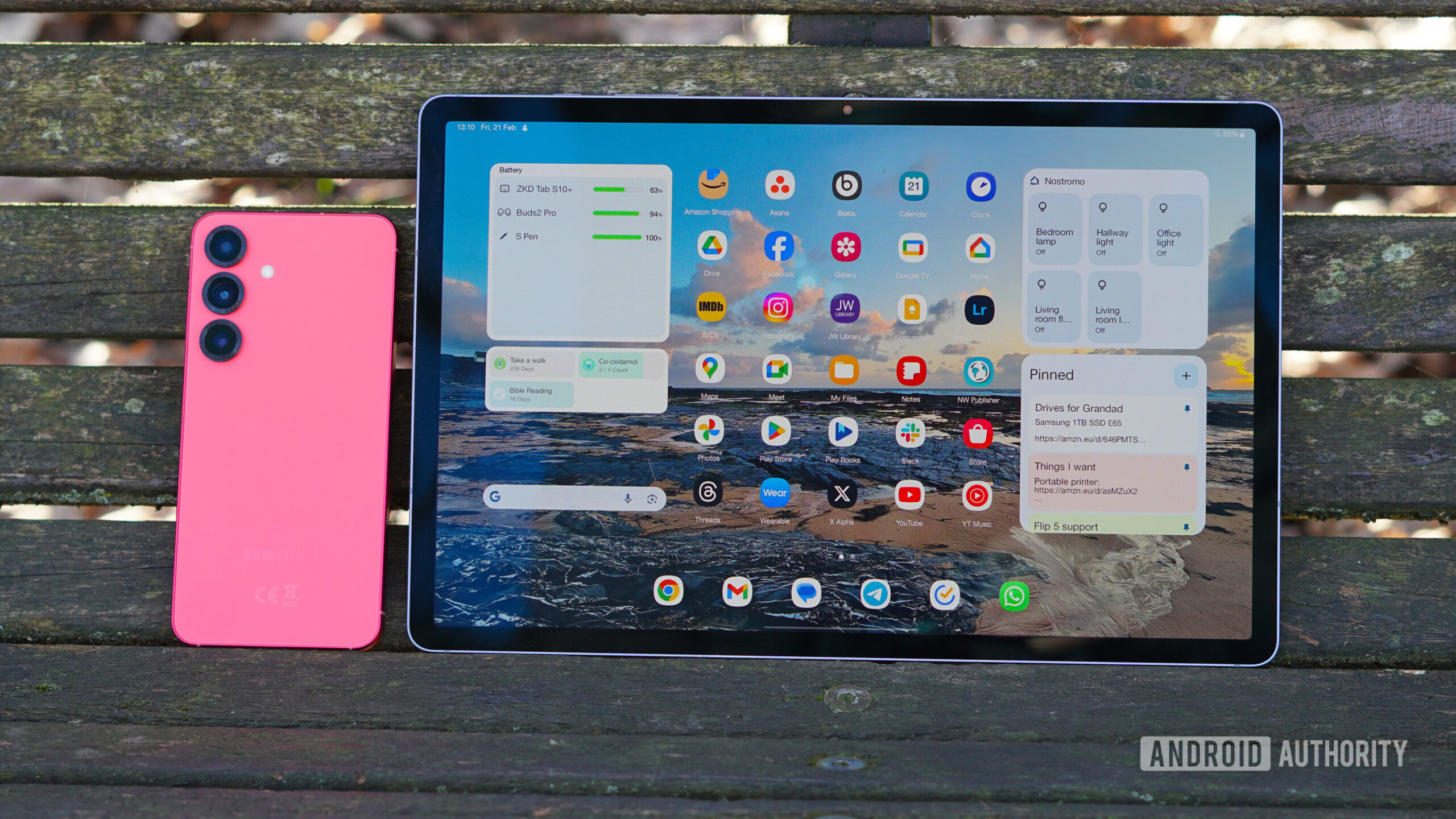 Um Galaxy S25 e Tab S10 Plus em um banco