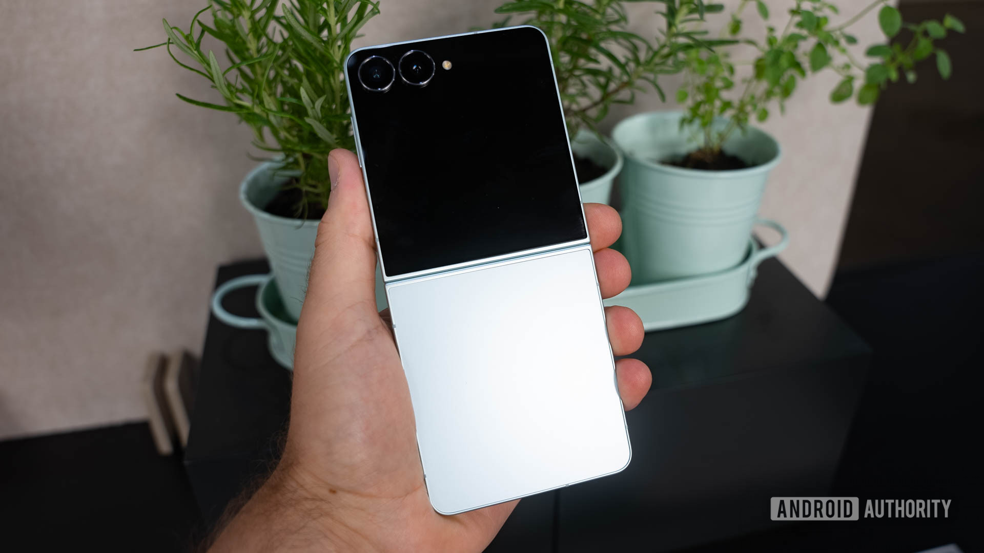 Samsung Galaxy Z Flip 7 em hortelã mantida na mão se desenrolou