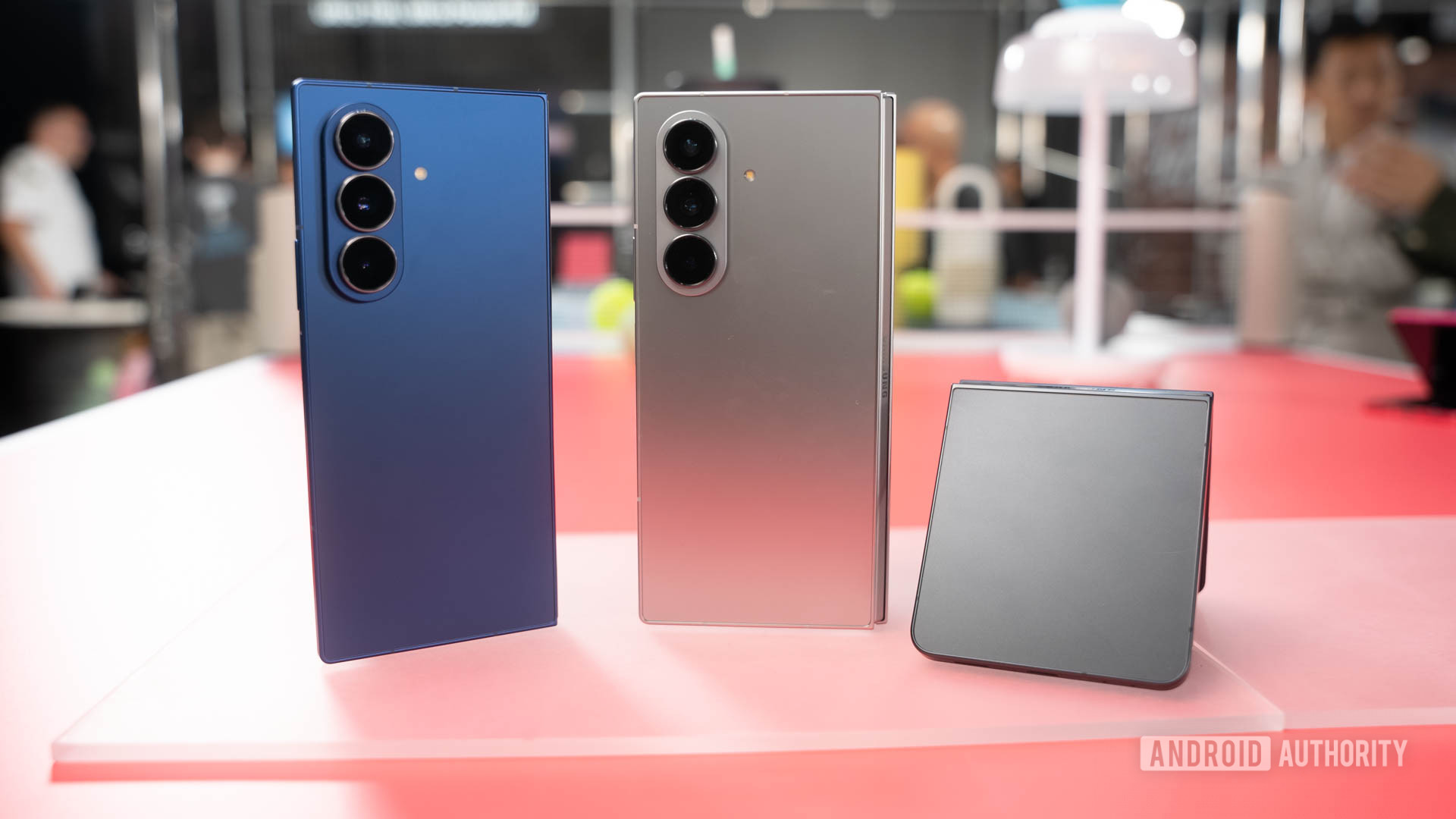 Samsung Galaxy Z Fold 7 em sombra azul e prata ao lado do Galaxy Z Flip 7 Samsung Galaxy Z Fold 7 em sombra azul e prata ao lado do Galaxy Z Flip 7