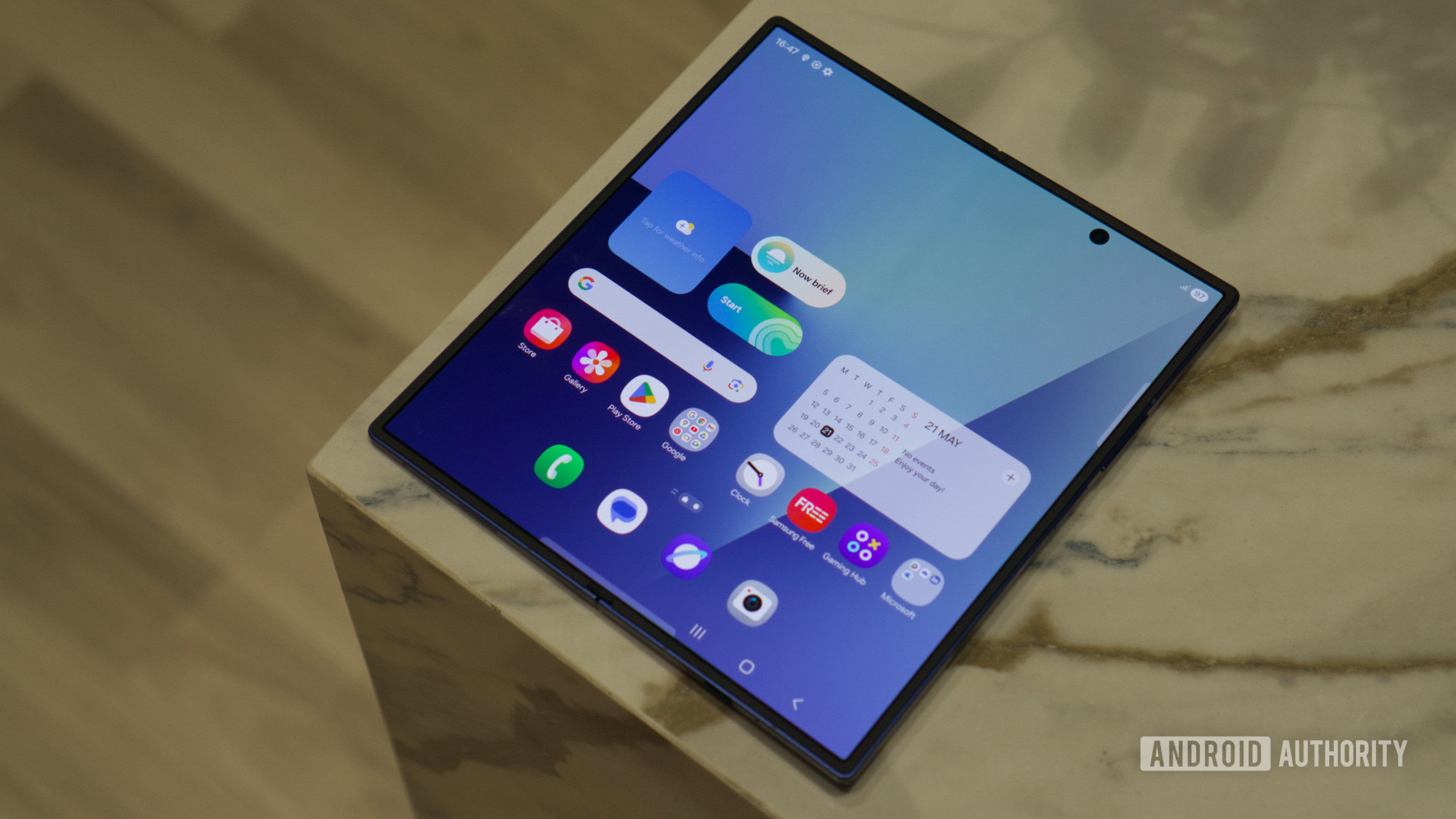 Samsung Galaxy Z Fold 7 se desenrolou na mesa Samsung Galaxy Z Fold 7 se desenrolou na mesa