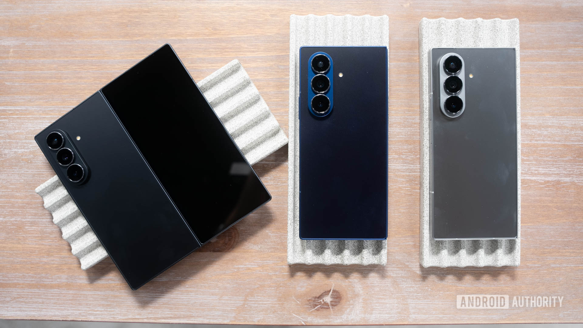 Samsung Galaxy Z Fold 7 na sombra preta e azul e nas sombras prateadas na mesa com uma desdobrada