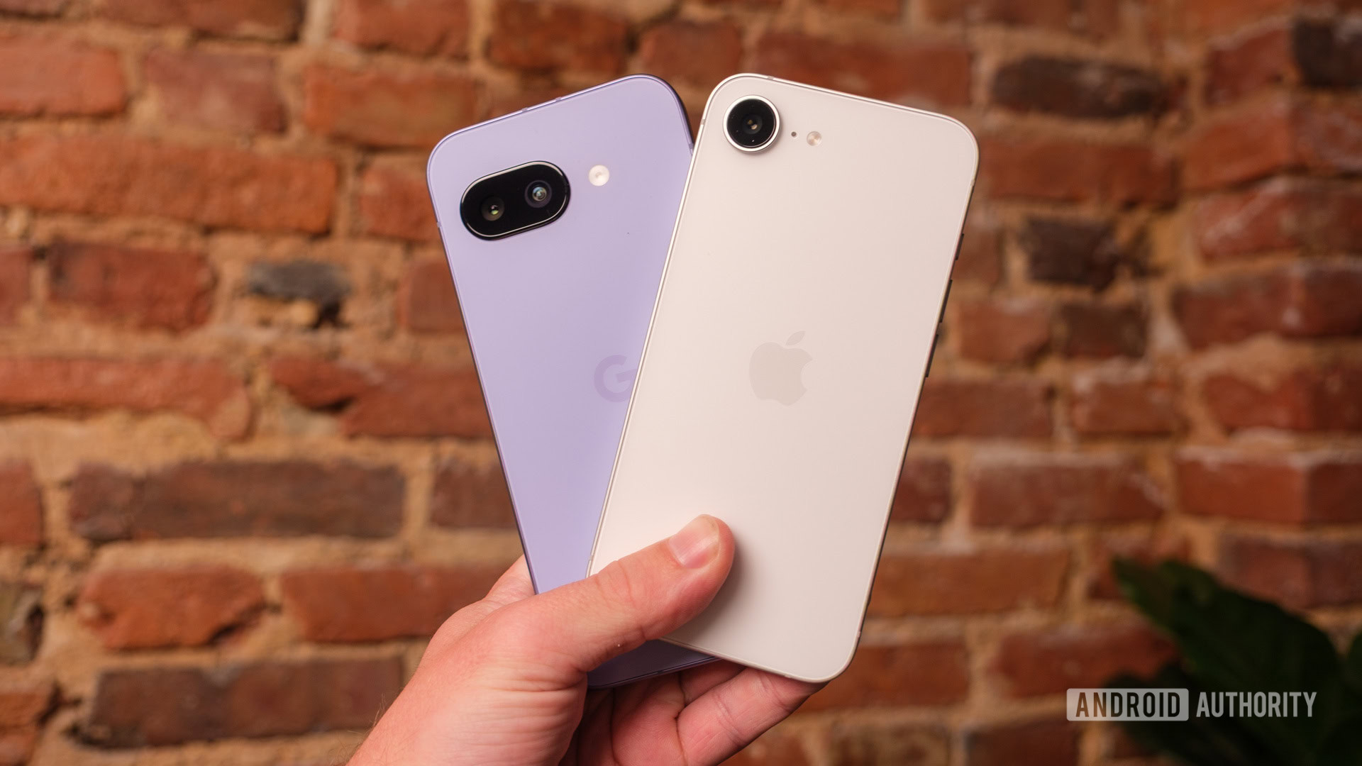 Google Pixel 9A vs iPhone 16e na mão