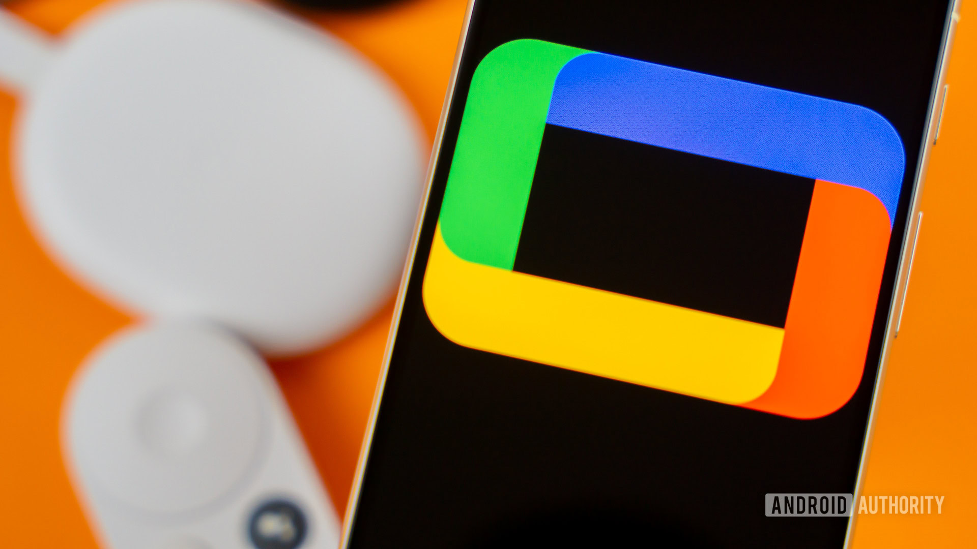 Logotipo do Google TV no smartphone ao lado dos dispositivos Chromecast e foto remota de stock 2 Logotipo do Google TV no smartphone ao lado dos dispositivos Chromecast e foto remota de stock 2