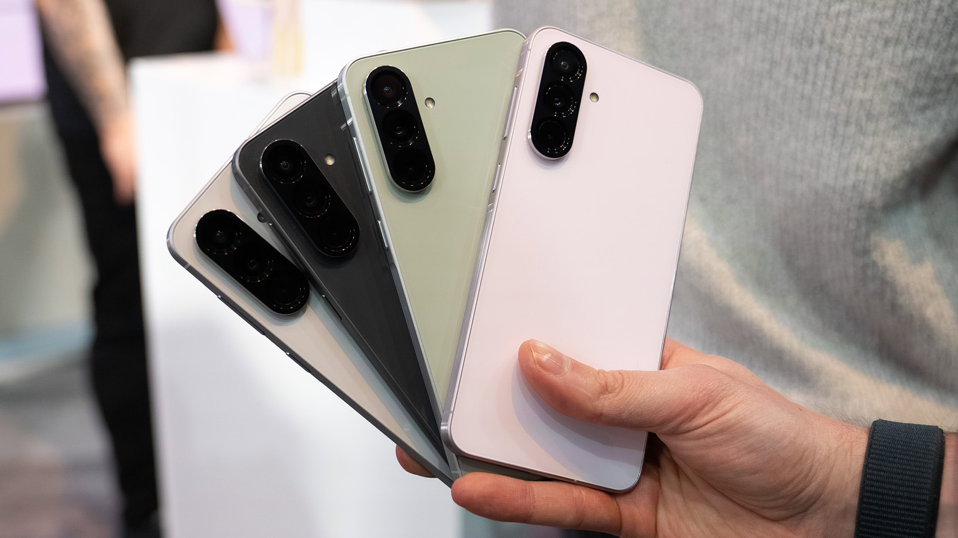 Samsung Galaxy A56 todas as cores na mão Samsung Galaxy A56 todas as cores na mão
