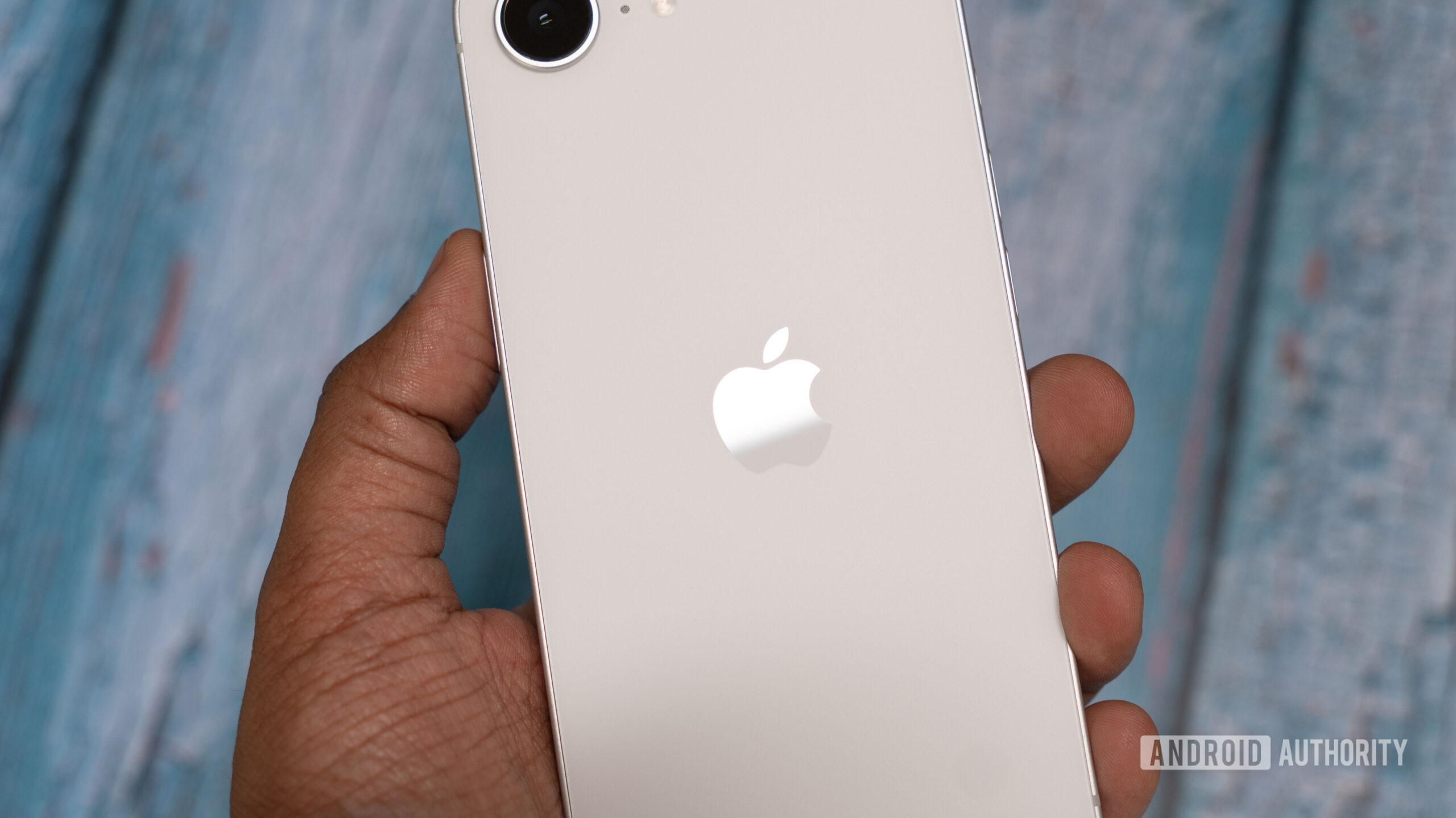 Apple iPhone 16e mostrando o logotipo da Apple A Apple deve lançar a dobra do iPhone no próximo ano.