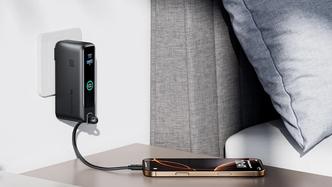 INIU Multi P21 Power Bank na mesa de cabeceira INIU Multi P21 Power Bank na mesa de cabeceira