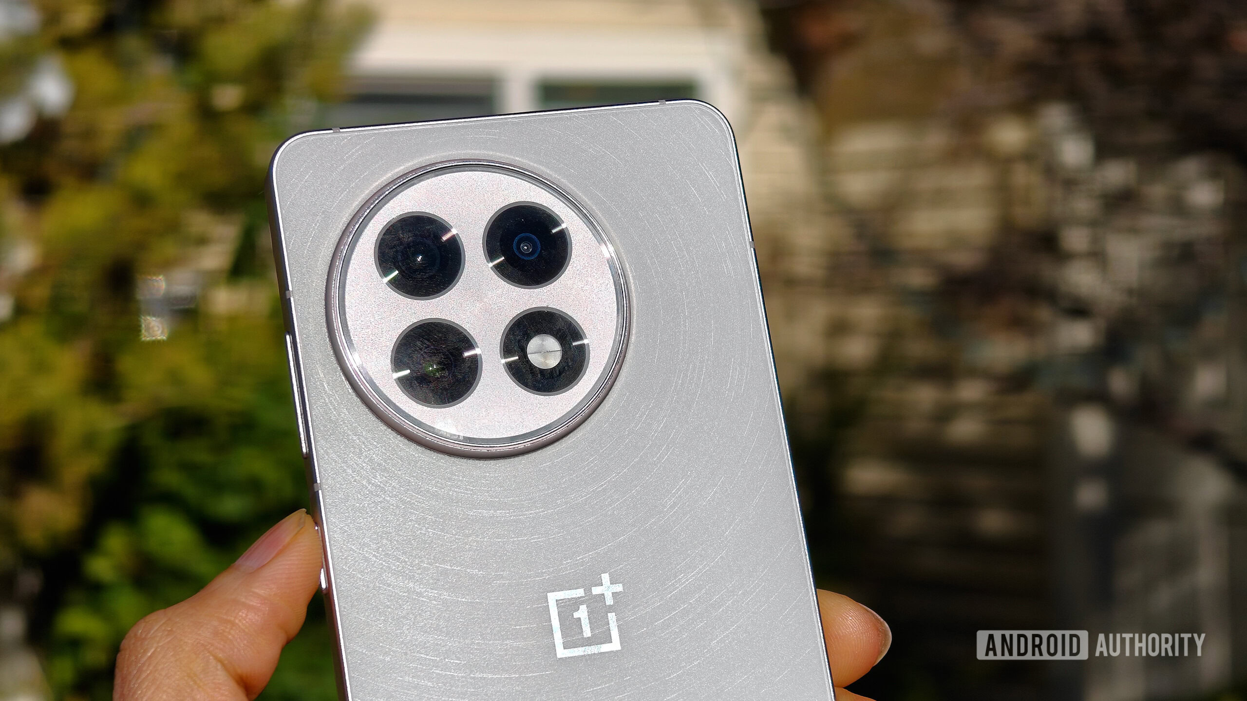 OnePlus 13r Review Image Back Design Rings cocentric anéis
