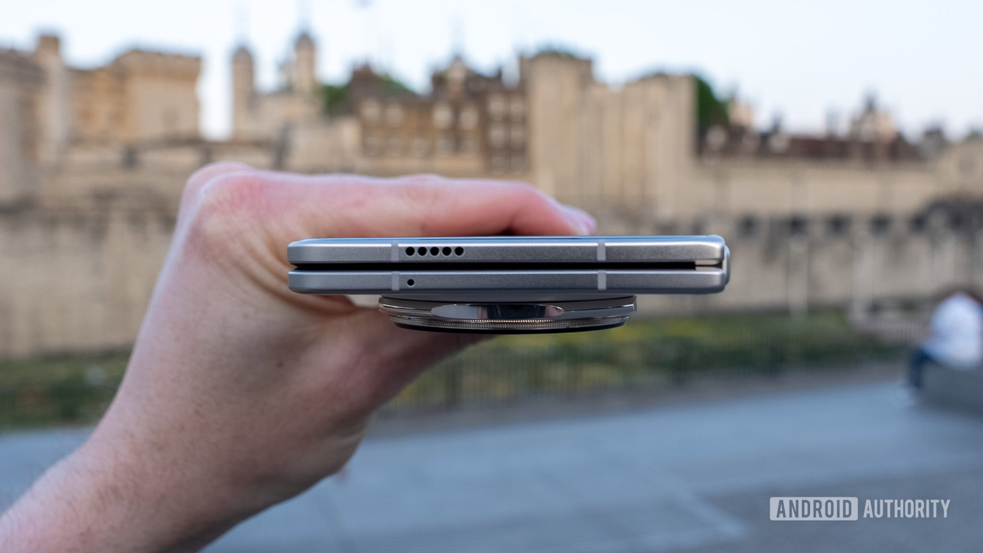 Honor Magic V5 fechado na mão