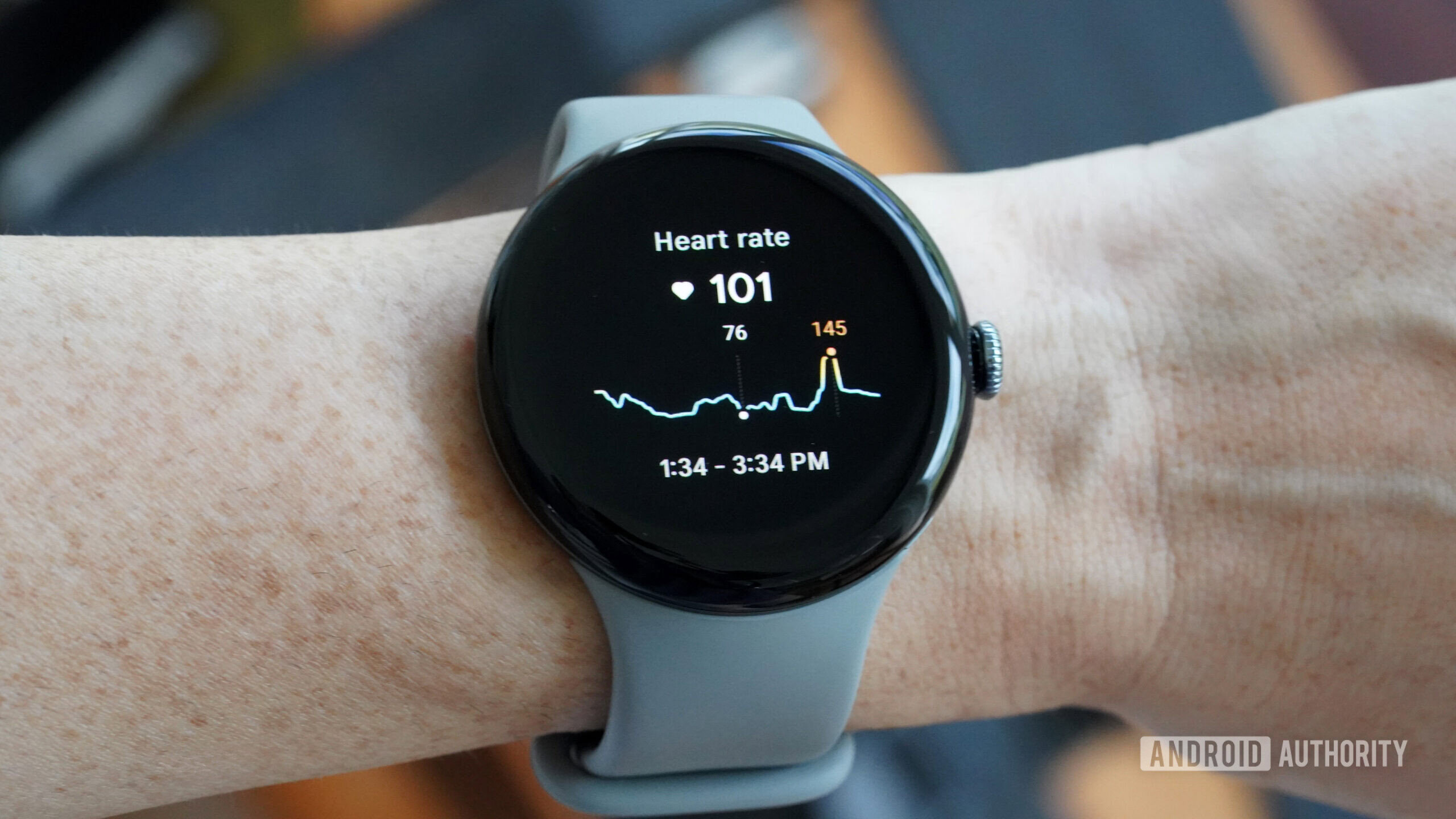 Um usuário analisa sua frequência cardíaca no Pixel Watch 3.