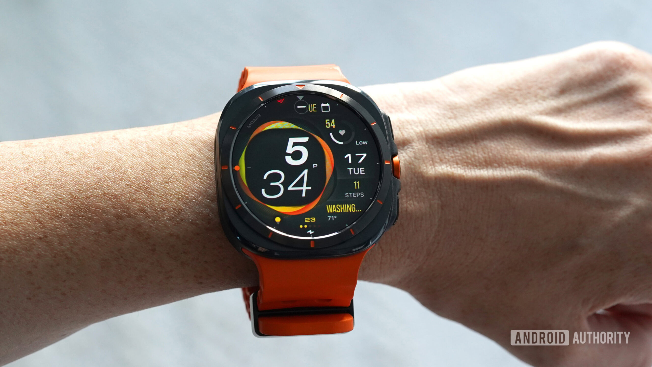 Samsung Galaxy Watch Ultra MD323 Um Samsung Galaxy Watch Ultra exibe o MD323 Watch Face