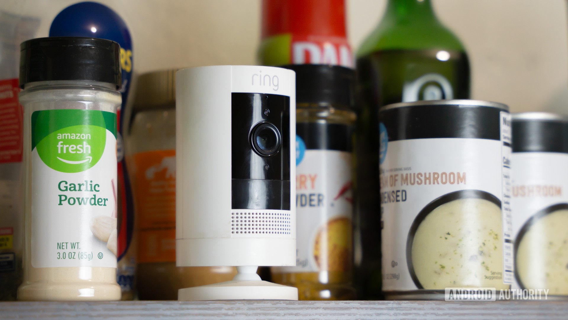 Toque na câmera ao lado de especiarias, latas e mais itens de cozinha Banco de fotos (1) Toque na câmera ao lado de especiarias, latas e mais itens de cozinha Banco de fotos (1)