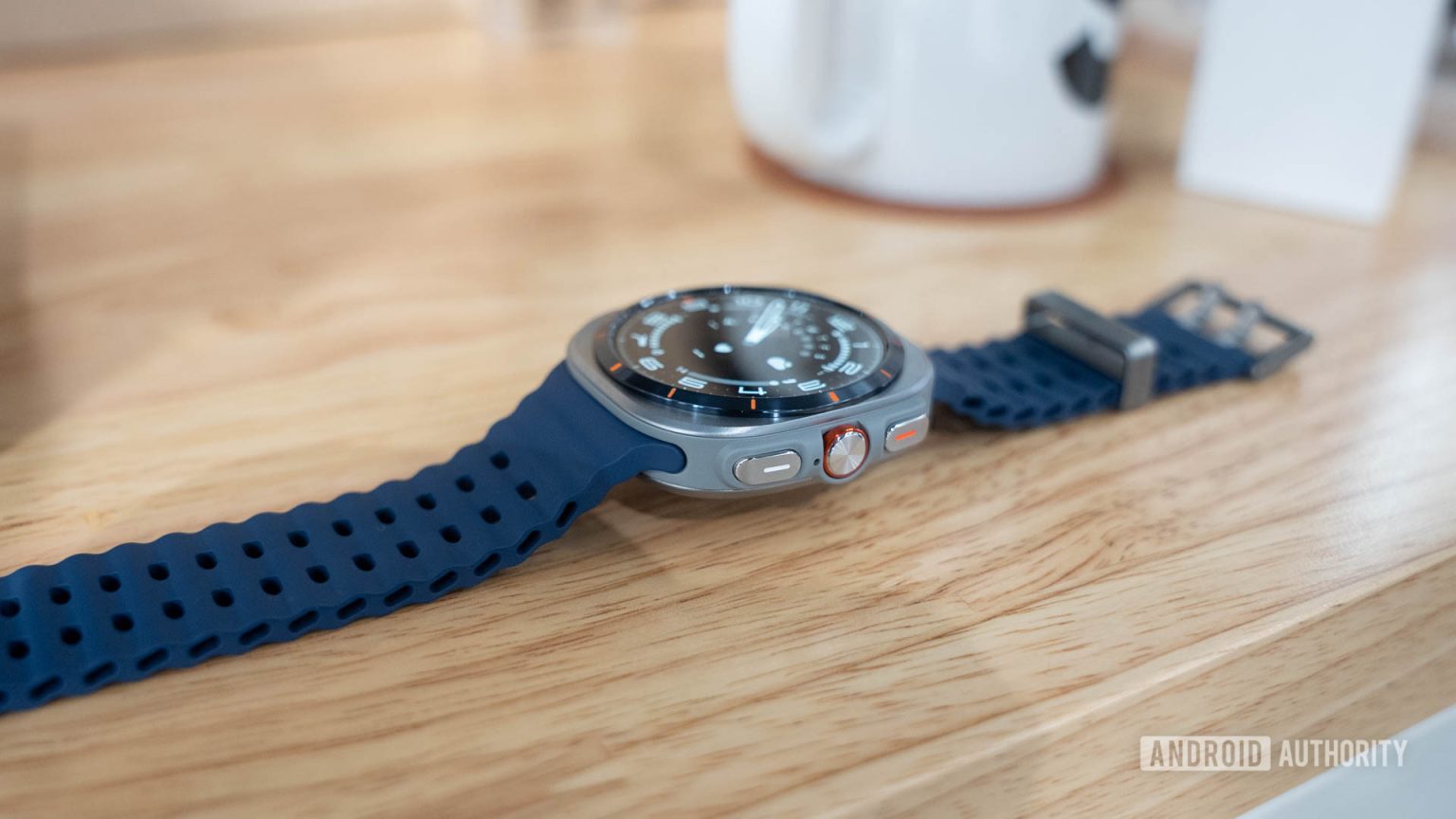 Samsung Galaxy Watch Ultra atualizado com mais armazenamento e acabamento azul de titânio