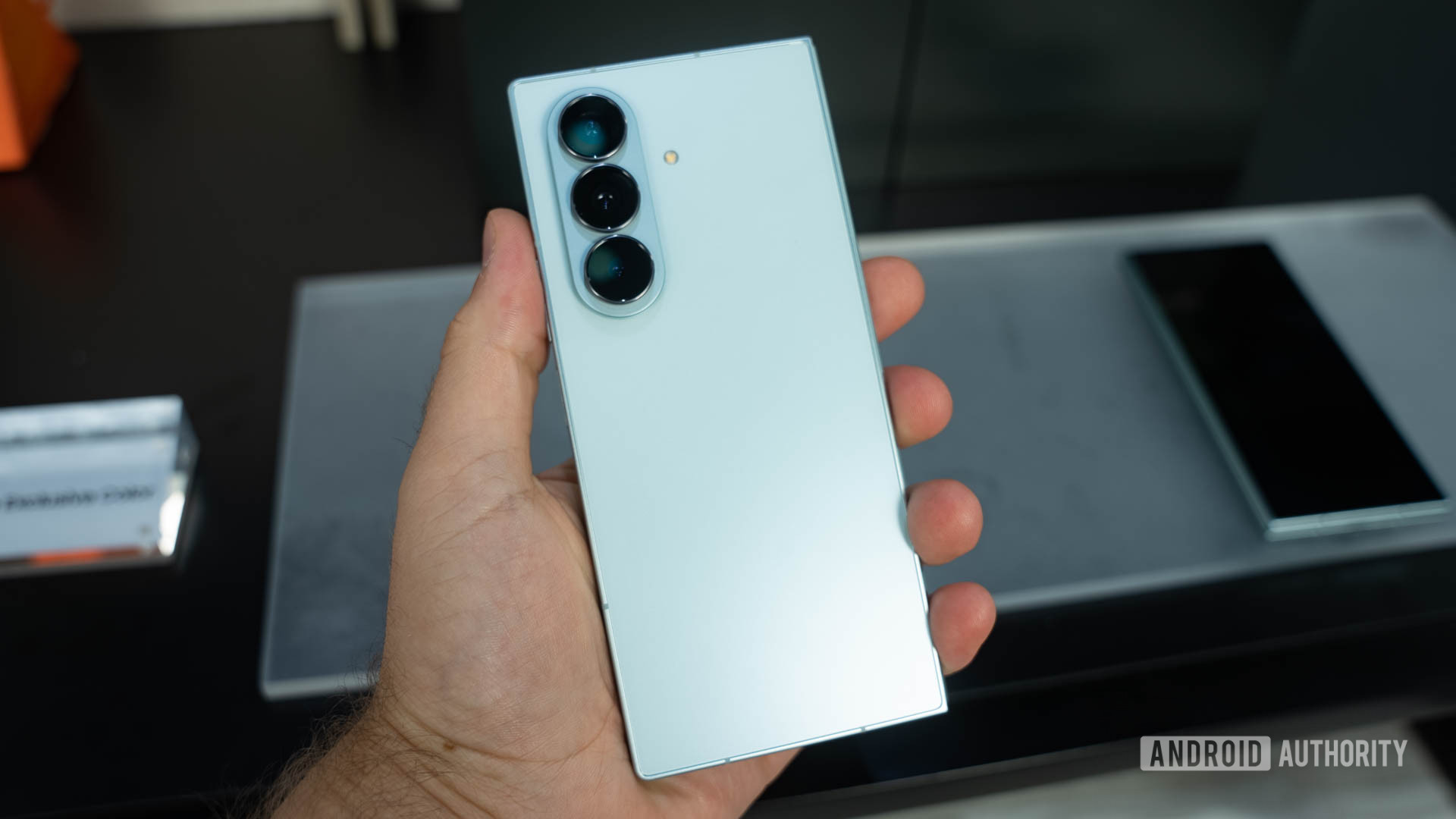 Samsung Galaxy Z Fold 7 em hortelã mantida na mão mostrando traseiro do telefone