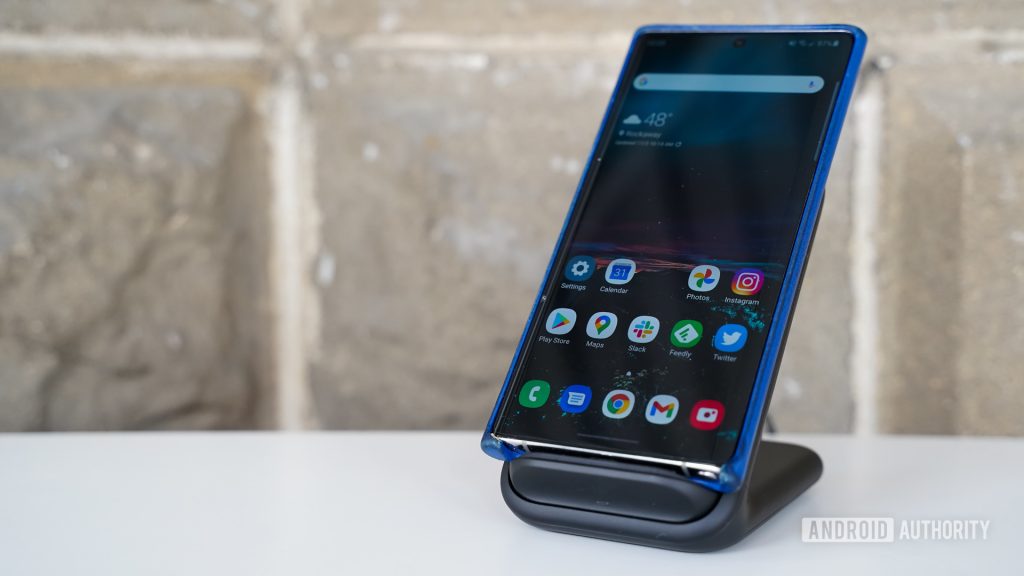 Samsung está pensando em telefones com ímãs embutidos, sem carregamento com fio