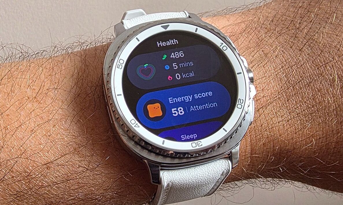 Um Samsung Galaxy Watch 8 Classic exibindo aplicativos. Um Samsung Galaxy Watch 8 Classic exibindo aplicativos.