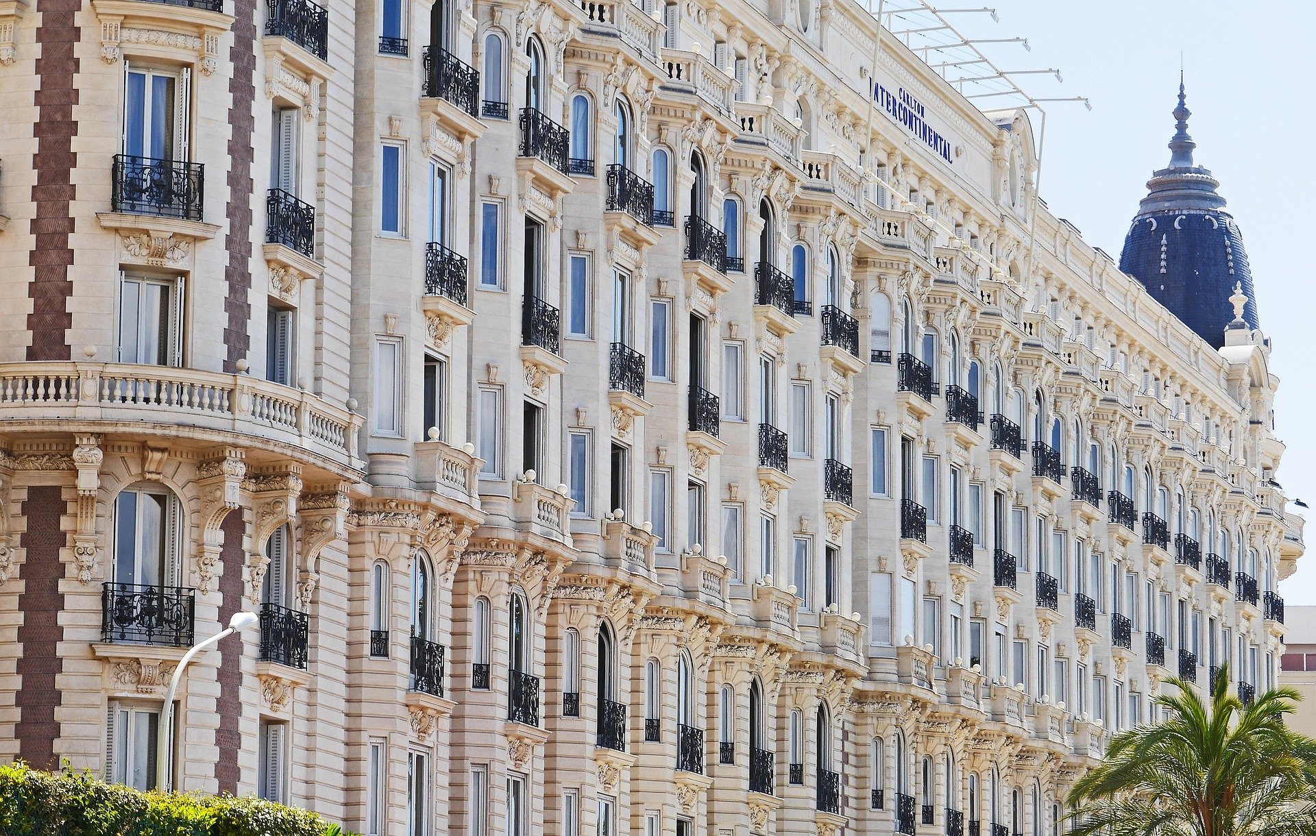 - Quando reservar voos, hotéis e mais: seu guia completo de planejamento de viagens Hotel Croisette como Carlton em Cannes, França.