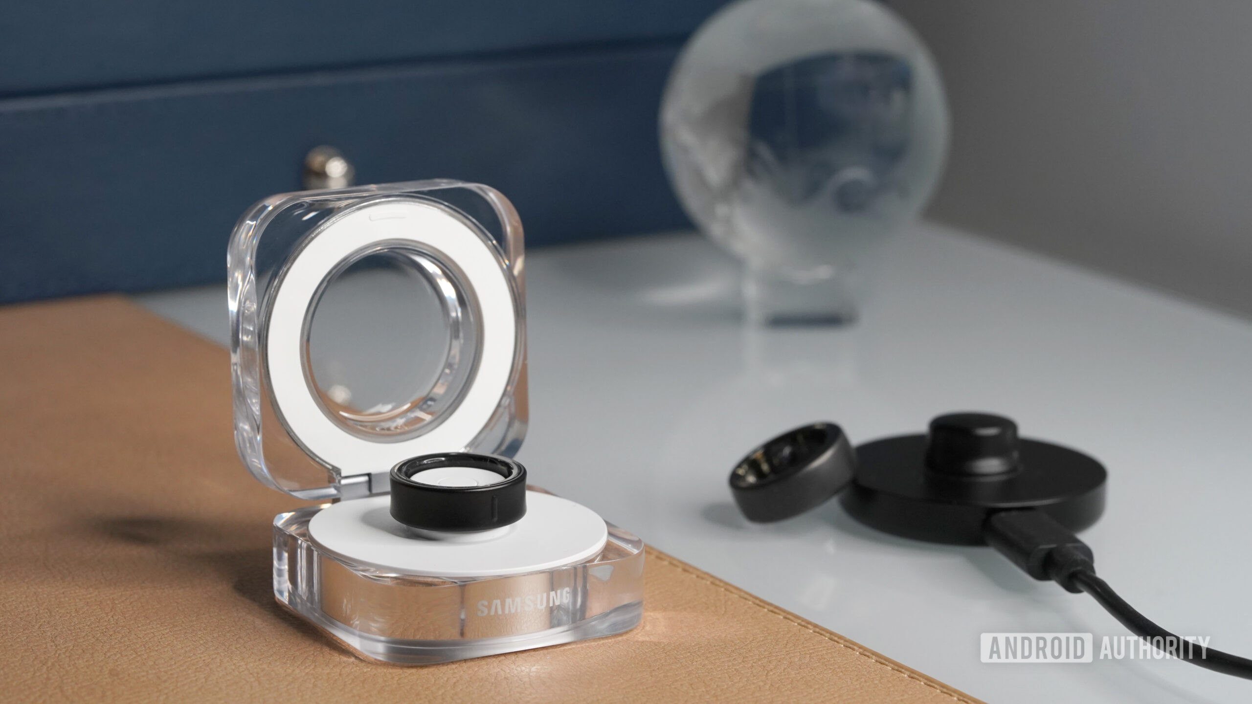 O carregador de anel da Samsung Galaxy apresenta um design de conchas de marchas, enquanto o Ring 3 equipa um carregador no estilo berço.