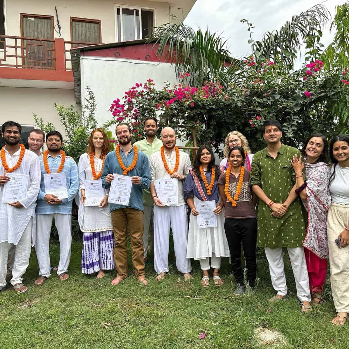- Escola Arogya Yoga: Melhor Escolha para Viajantes de Yoga em Rishikesh Certificado de ioga na Escola Arogya Yoga em Rishikesh, Índia.