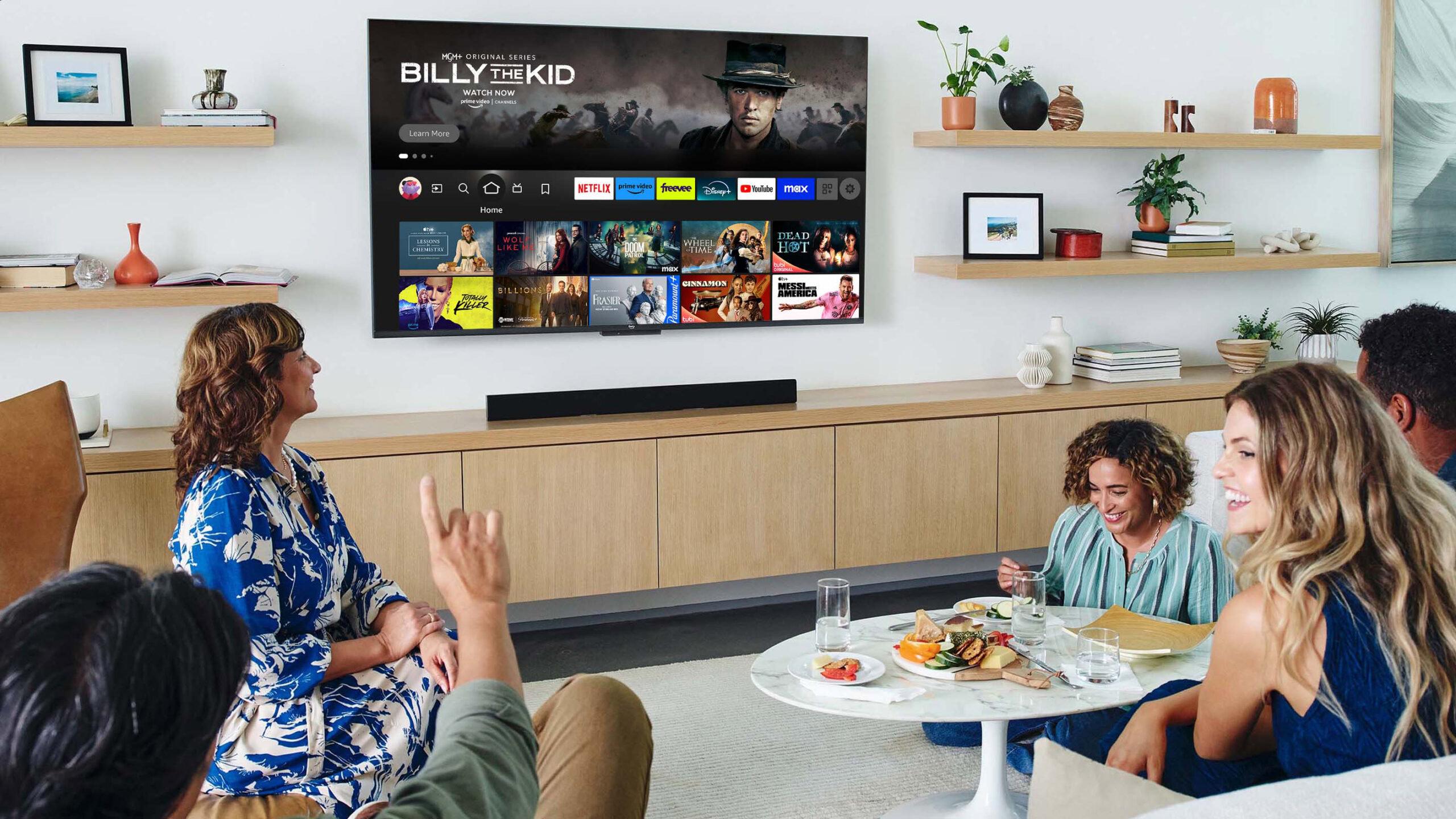 Amazon Fire TV Omni Qled Series 65 polegadas 4K UHD Smart TV na sala de estar Amazon Fire TV Omni Qled Series 65 polegadas 4K UHD Smart TV na sala de estar