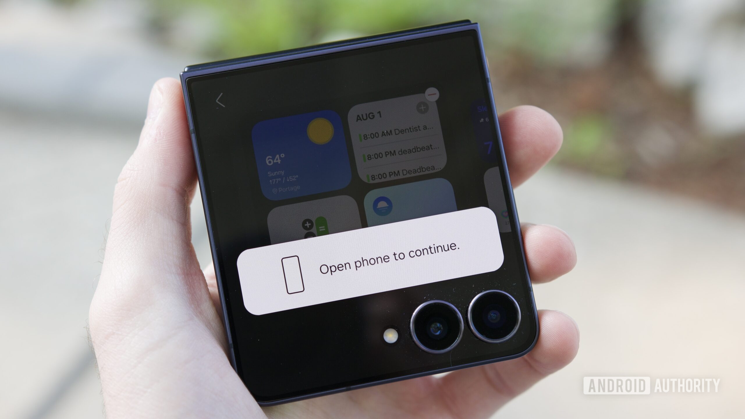 "Abra o telefone para continuar" aparecerá na tela externa do Galaxy Z Flip 7.