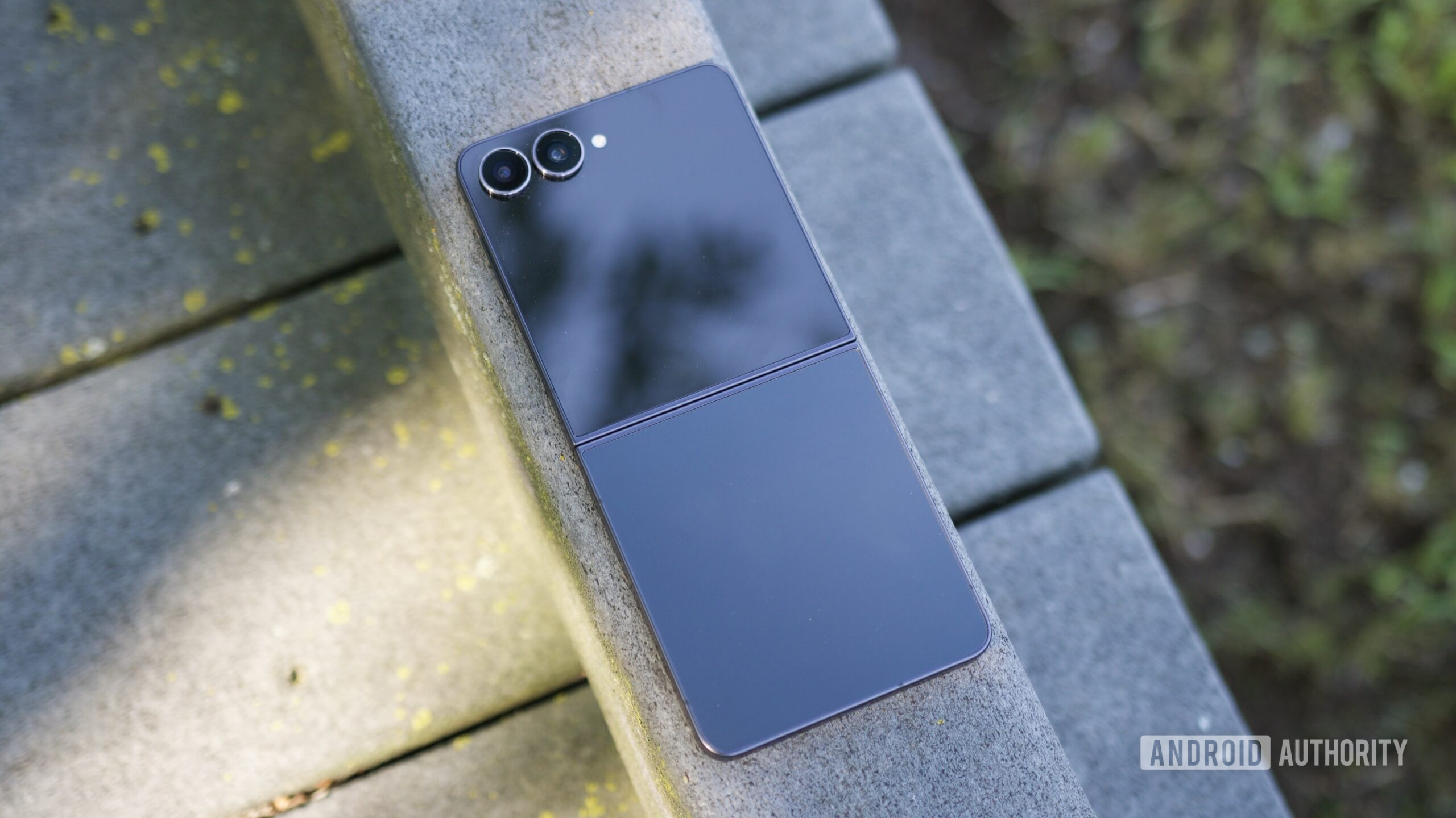 A parte traseira do Galaxy Z Flip 7 se desdobrou.