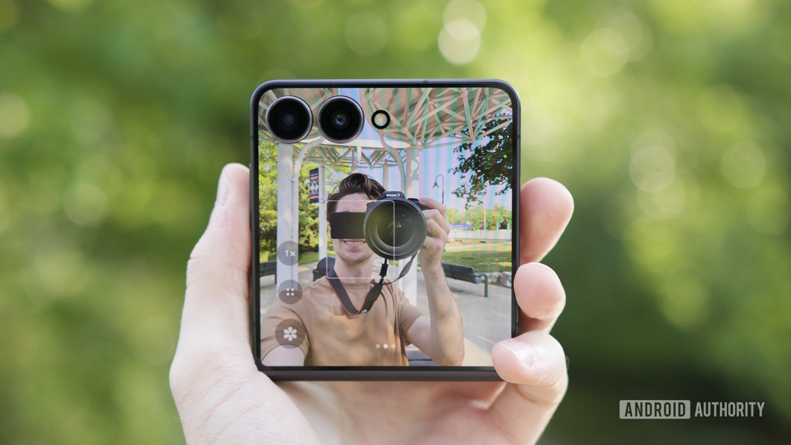 análise do samsung galaxy z flip 7 9 Usando o aplicativo da câmera na tela externa do Galaxy Z Flip 7.