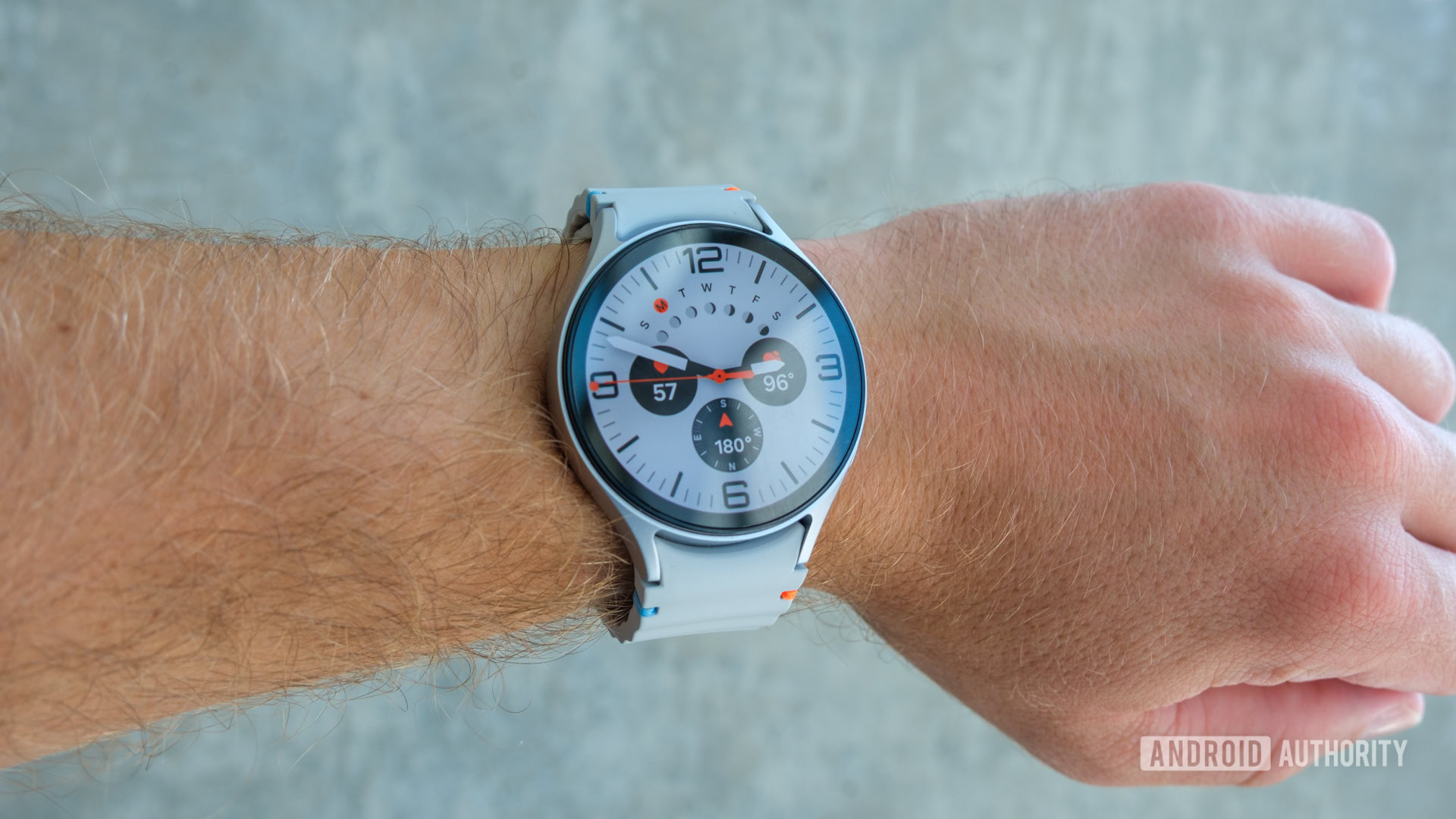 Samsung Galaxy Watch 7 Simple Ultra Face no pulso Samsung Galaxy Watch 7 Simple Ultra Face no pulso