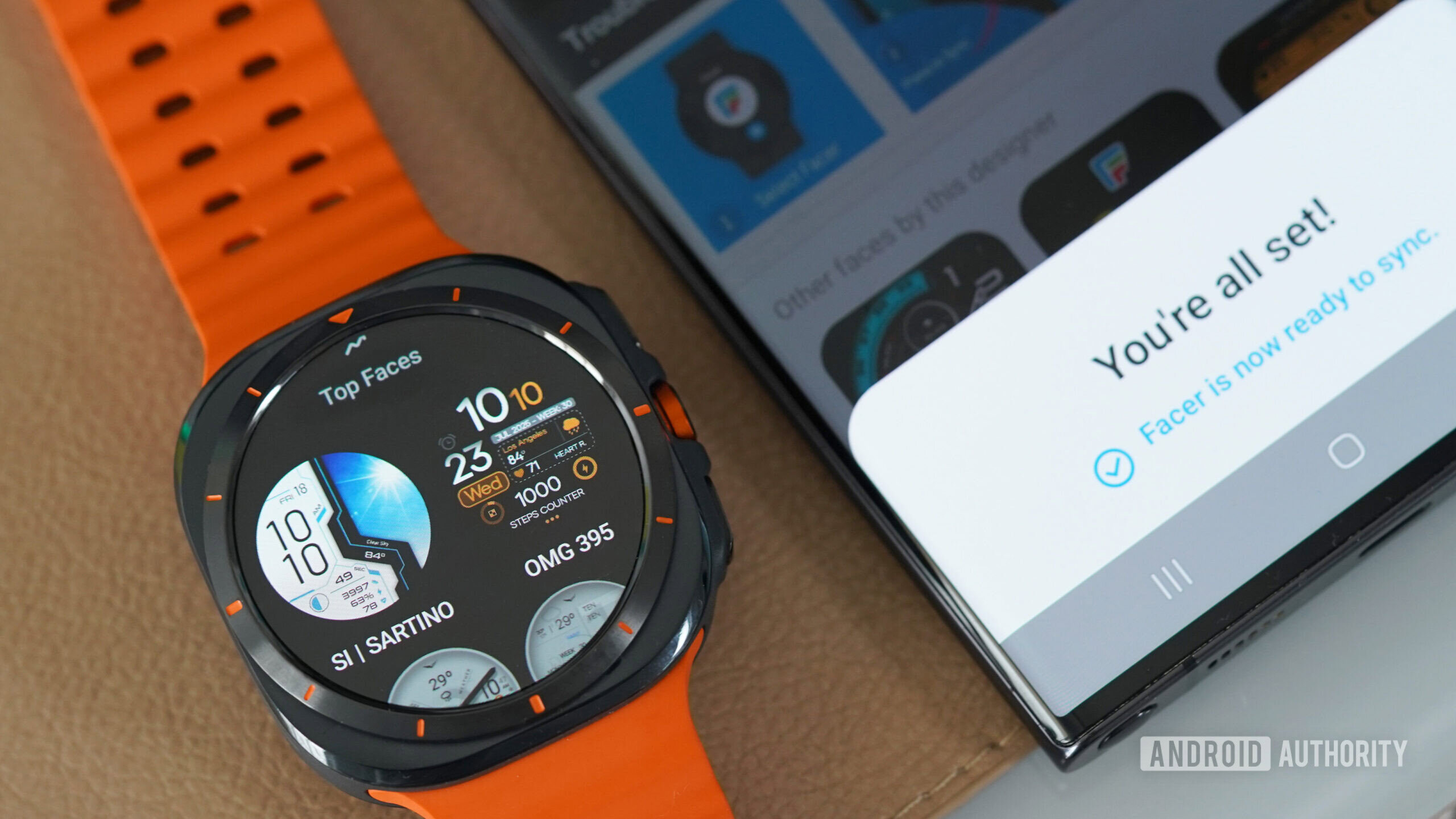 Um Usuário do Galaxy Watch Ultra sincroniza as faces do aplicativo Facer.